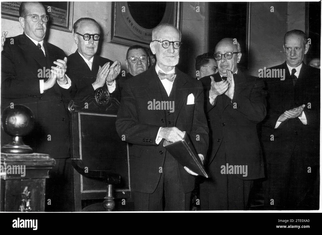 TRIBUTE TO DR. CORTÉS, IN SEVILLE. December 1957 - During the event that celebrated the 25th anniversary of the founding of the Provincial Medical Society of Seville, its first president, Dr. Antonio Cortés Lladó, was the object of a heartfelt tribute . In the photograph the Illustrious Honored Honoree appears receiving applause from some of his colleagues, among whom can be seen, in the background, Dr. Jiménez Díaz. Photo Serrano. Credit: Album / Archivo ABC / Serrano Stock Photo