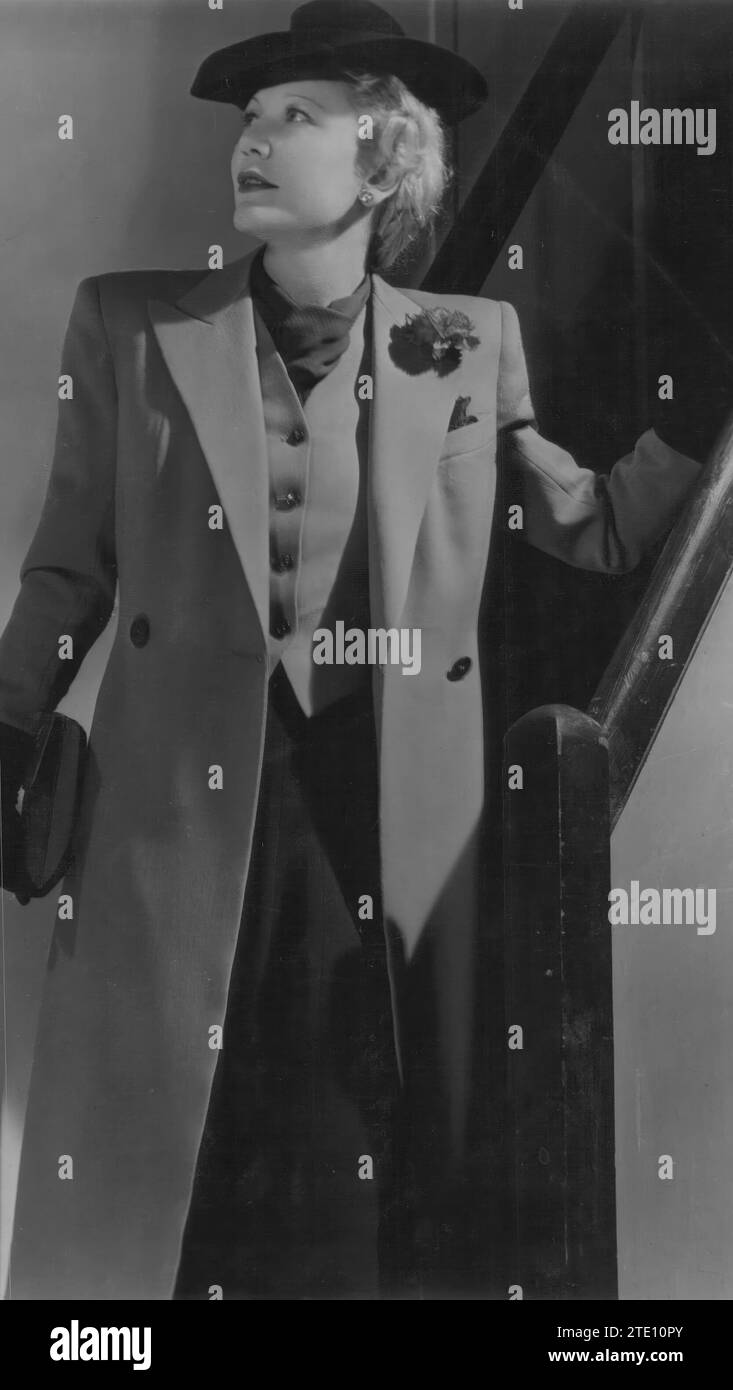 12/31/1943. IN THE PICTURE, two-piece suit and coat set, for travel. The coat, completely tailored, is beige; like the vest, exactly like the men's cut, only with short sleeves. The brown skirt, all helmets. A beautiful foulard scarf and a wide felt hat complete the ensemble. Credit: Album / Archivo ABC / Calpe Stock Photo