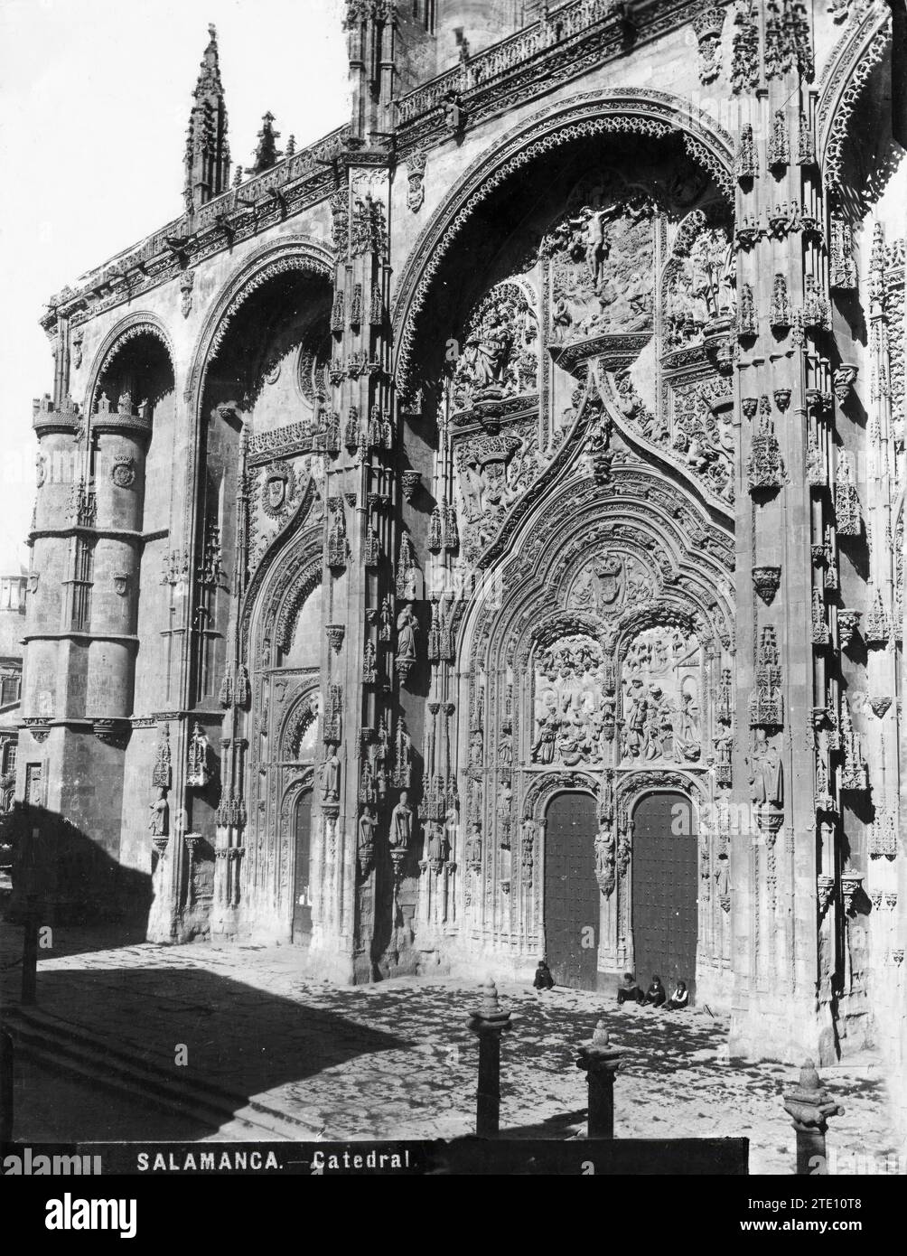 12/31/1932. New Cathedral. Main Facade.-Approximate date.-The photograph belongs to a series of Photos Dedicated to the Most Emblematic Buildings and Monuments of Salamanca.-On the back of the Photos two Stamps: Photo-Gombau and Vda.De Venancio Gombau.-The cathedral new It is, next to the Old Cathedral, one of the two Cathedrals of the city of Salamanca. It was built between the 16th and 18th centuries basically in two styles: late Gothic and Baroque. The main façade is, of its kind, one of the richest in Spain. It is made up of three semicircular arches corresponding to each of the naves. It Stock Photo