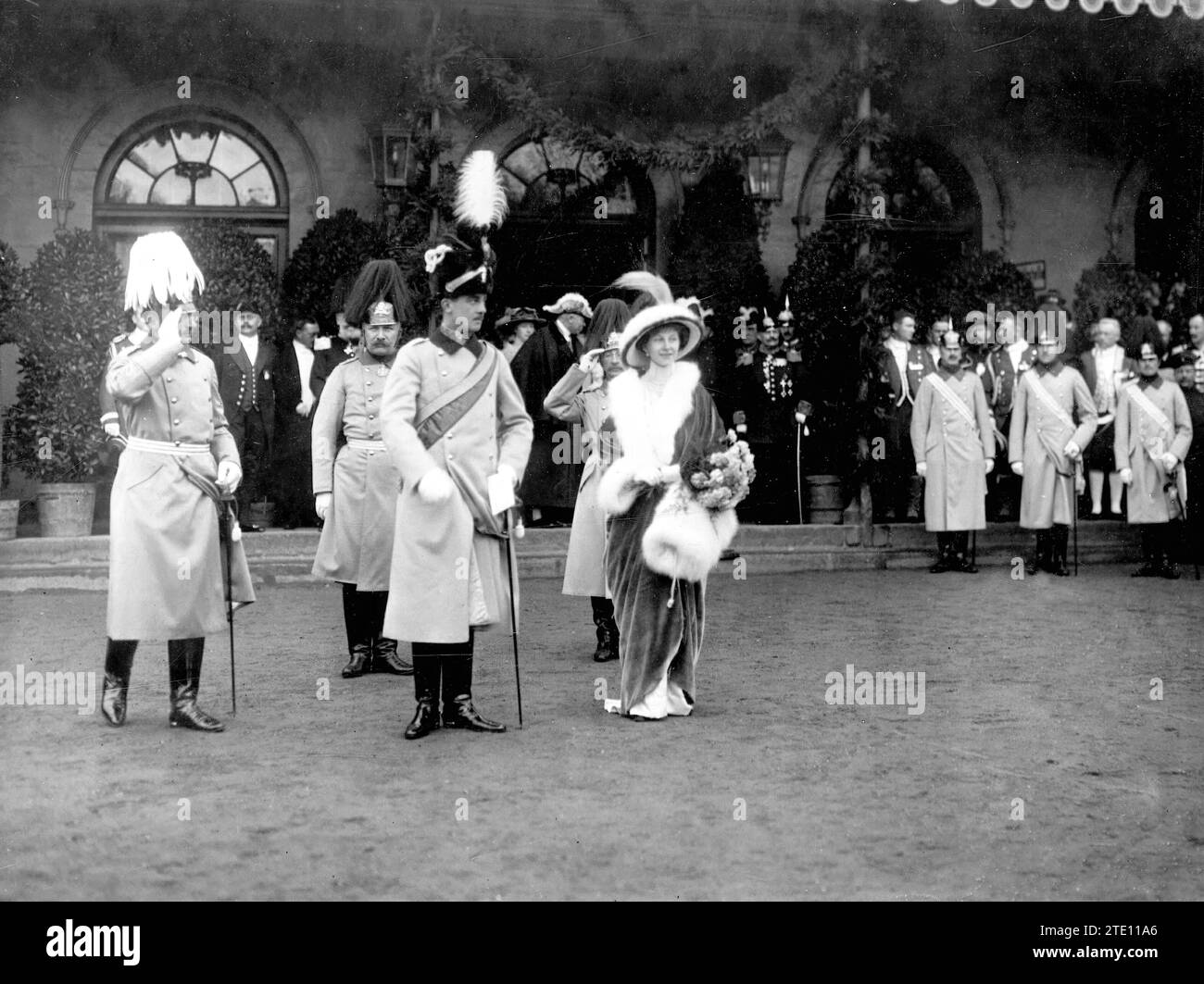 10/31/1913. In the duchy of Brunswick. The New Monarchs the Duke of Cumberland and his Wife, the Daughter of the Kaiser of Germany, Witnessing the parade of the company of honor at the Festivities Celebrated on the occasion of their Arrival. Credit: Album / Archivo ABC / Louis Hugelmann Stock Photo