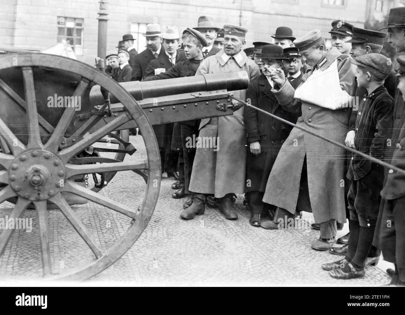 09/30/1914. Before the spoils of war. German Soldier, wounded by an Artillery shot, Contemplating one of the Cannons Taken from the French. Photo: Ramón Parrondo y Pérez. Credit: Album / Archivo ABC / Parrondo Stock Photo