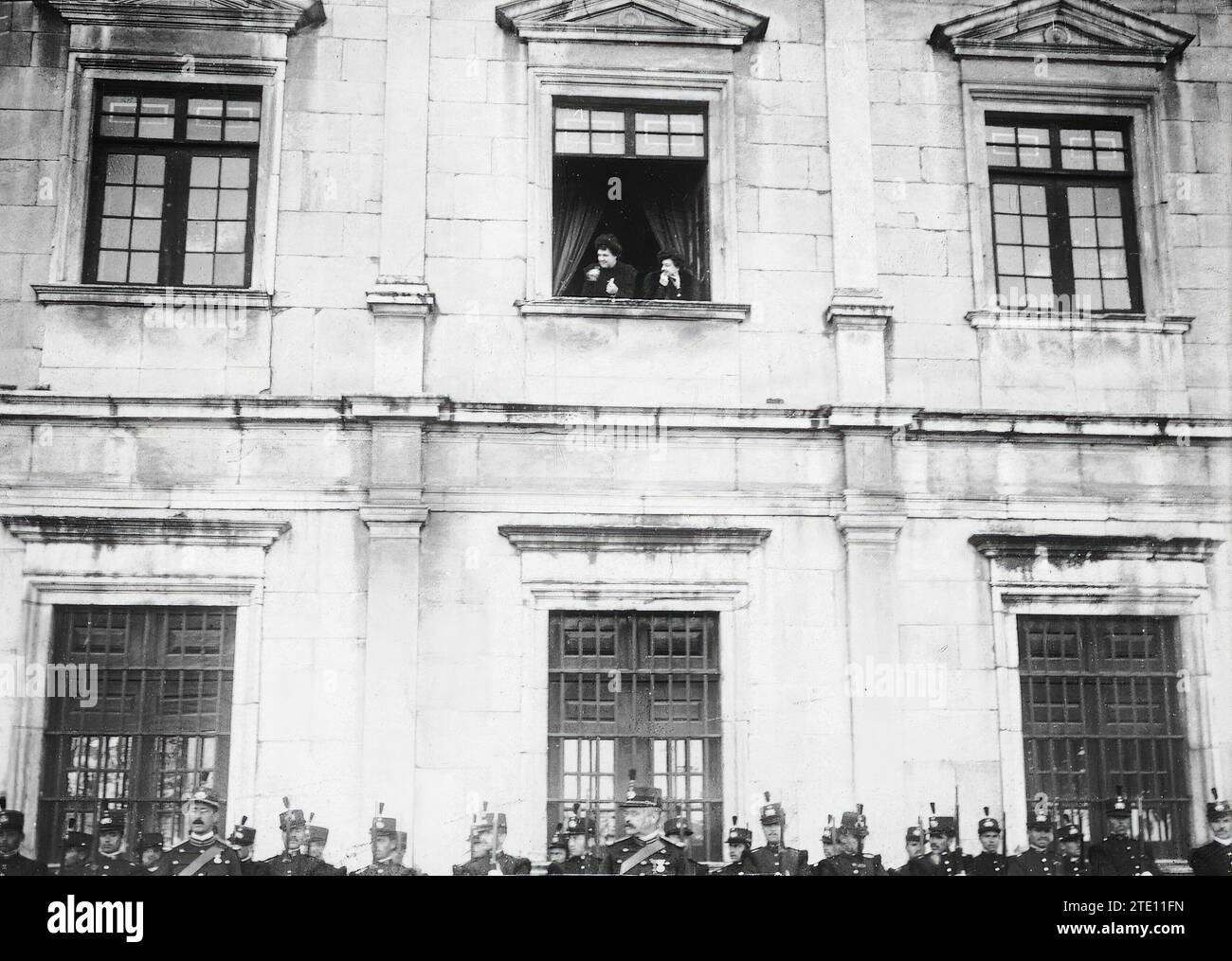 12/31/1908. The Queen Mother, Doña Amelia de Orleans, looking out from a balcony in the Portuguese town of Villaviciosa, during the visit of King D. Manuel II of Portugal. Credit: Album / Archivo ABC / Joshua Benoliel Stock Photo