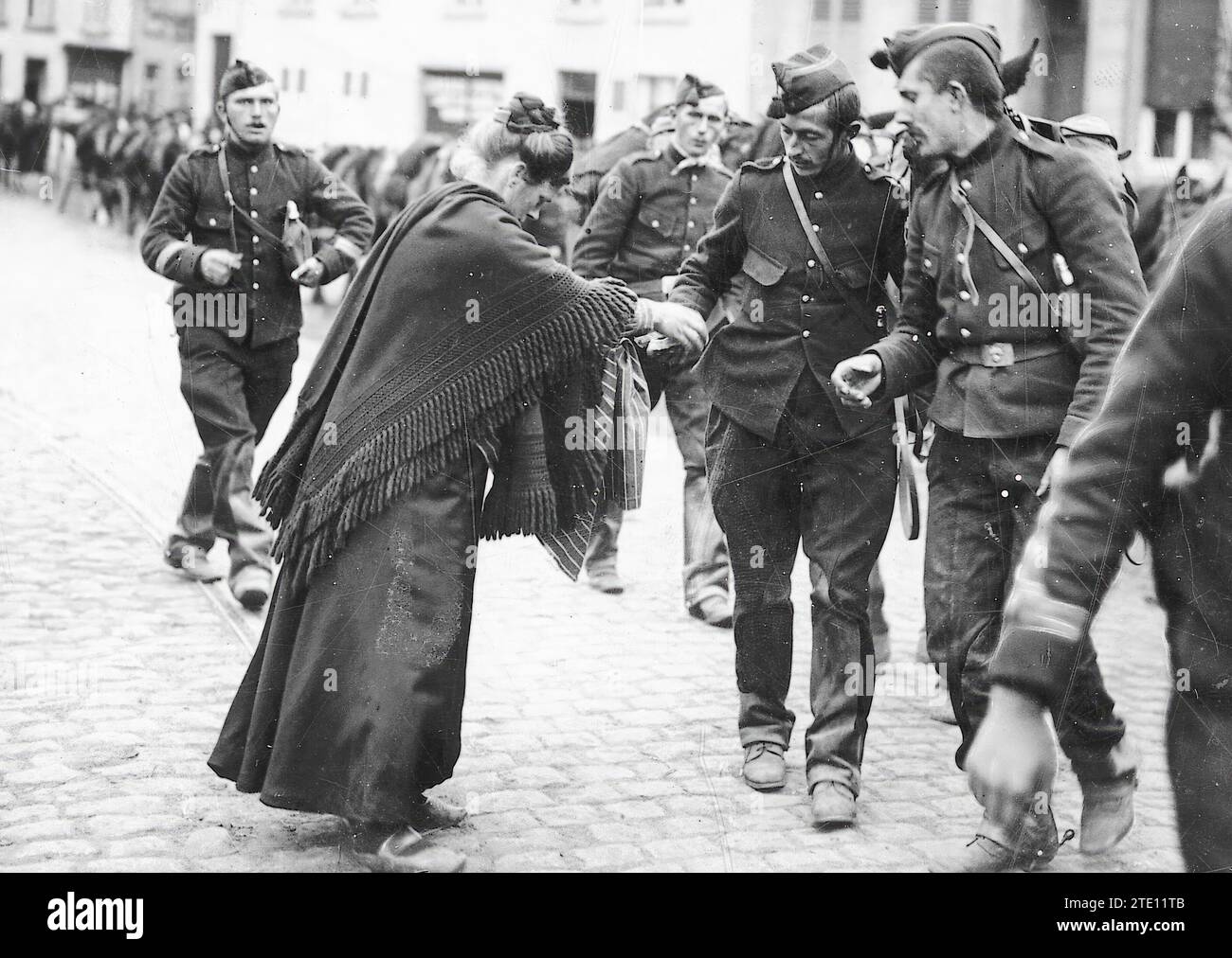 11/30/1914. The people and the Belgian army. Residents of Wetteren Distributing bread to the troops as they pass through the town. Credit: Album / Archivo ABC Stock Photo