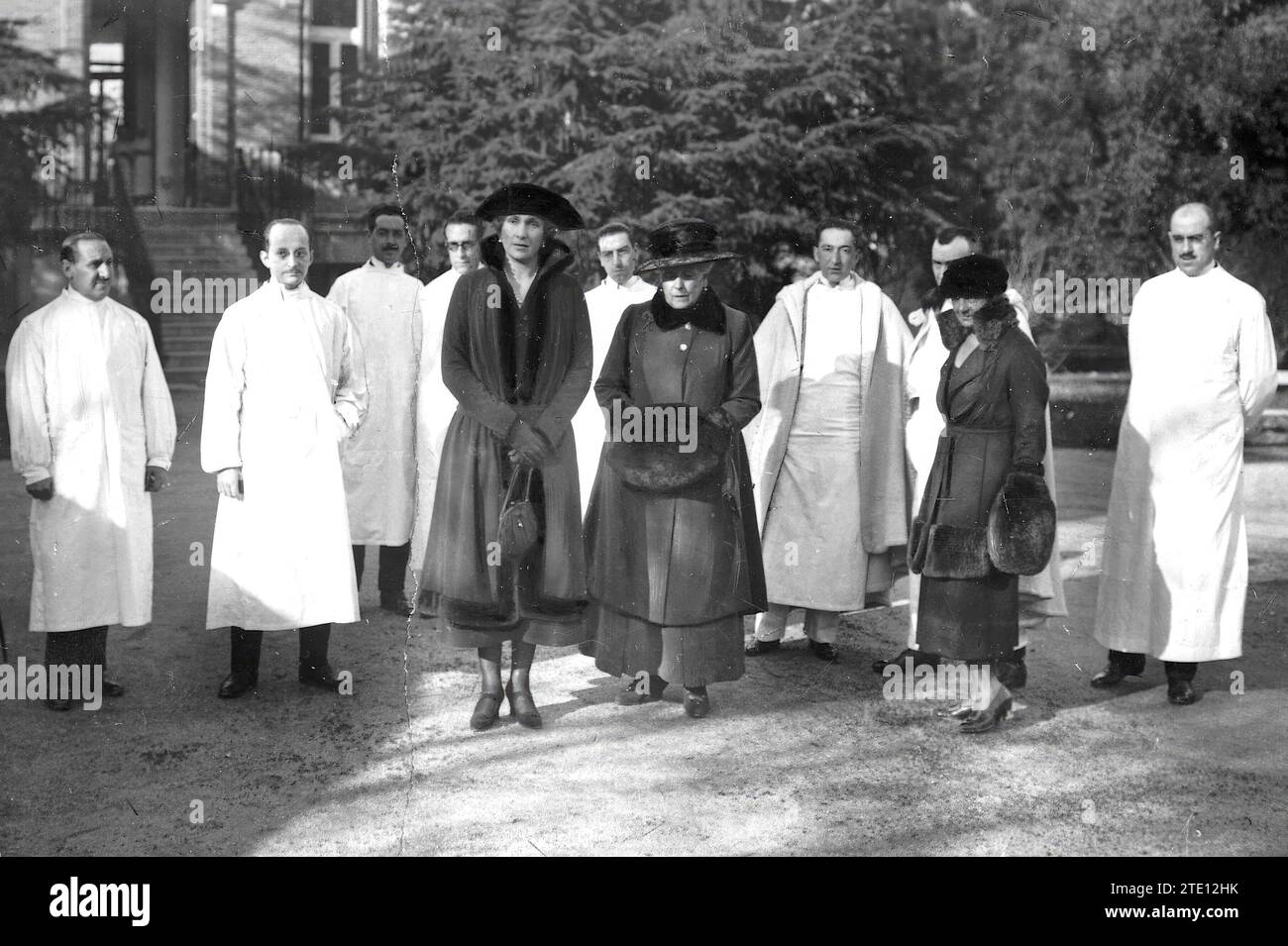 12/30/1920. Madrid. In the hospital of San José and Santa Adela. HM The Queen (1) with her mother Princess Battenberg (2) and the Countess of Medina (3) during her visit yesterday to the charitable Establishment (photo Duque). Credit: Album / Archivo ABC / Julio Duque Stock Photo