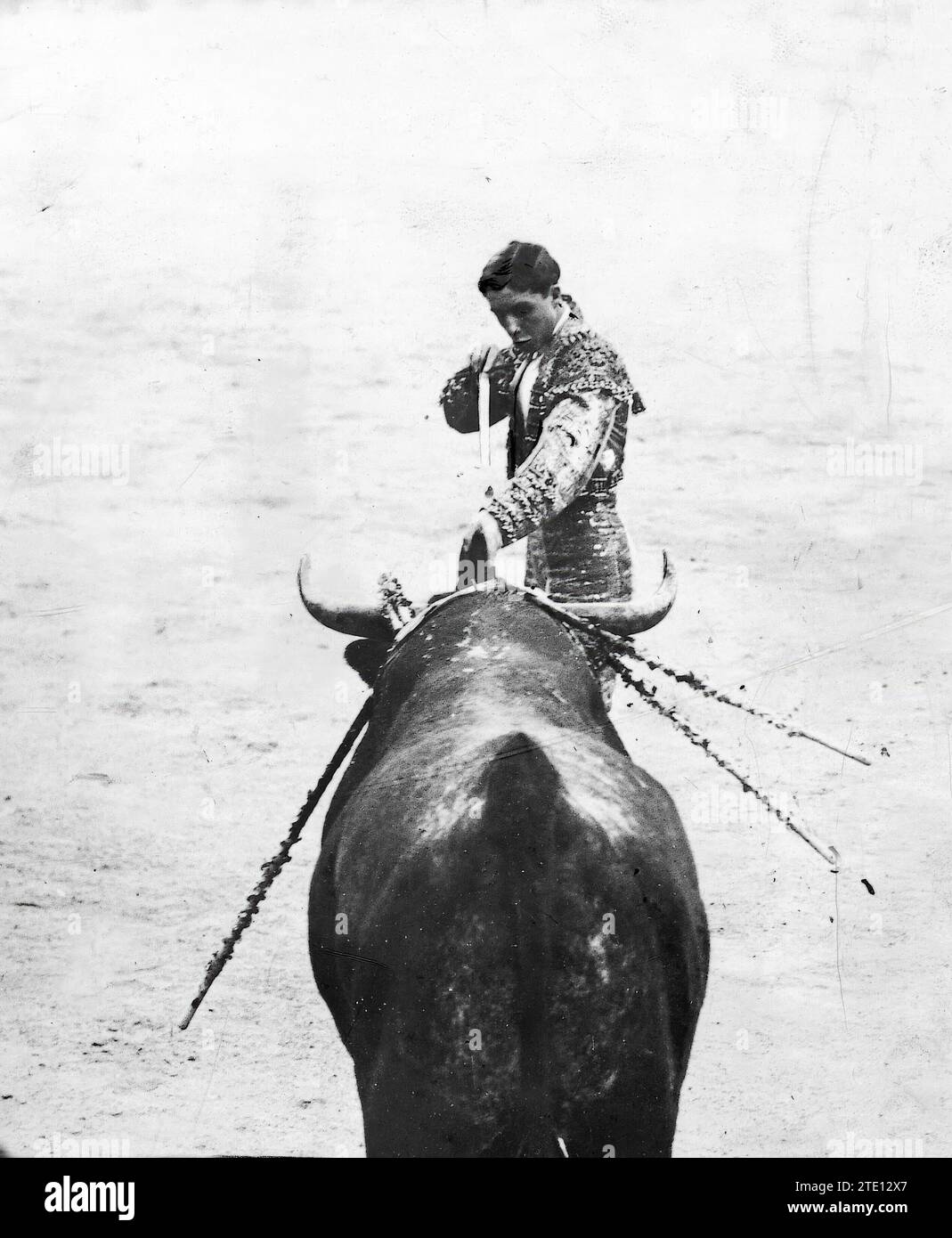06/12/1913. Madrid, day 12. Francisco posada entering to wound one of his bulls. Credit: Album / Archivo ABC / Julio Duque Stock Photo