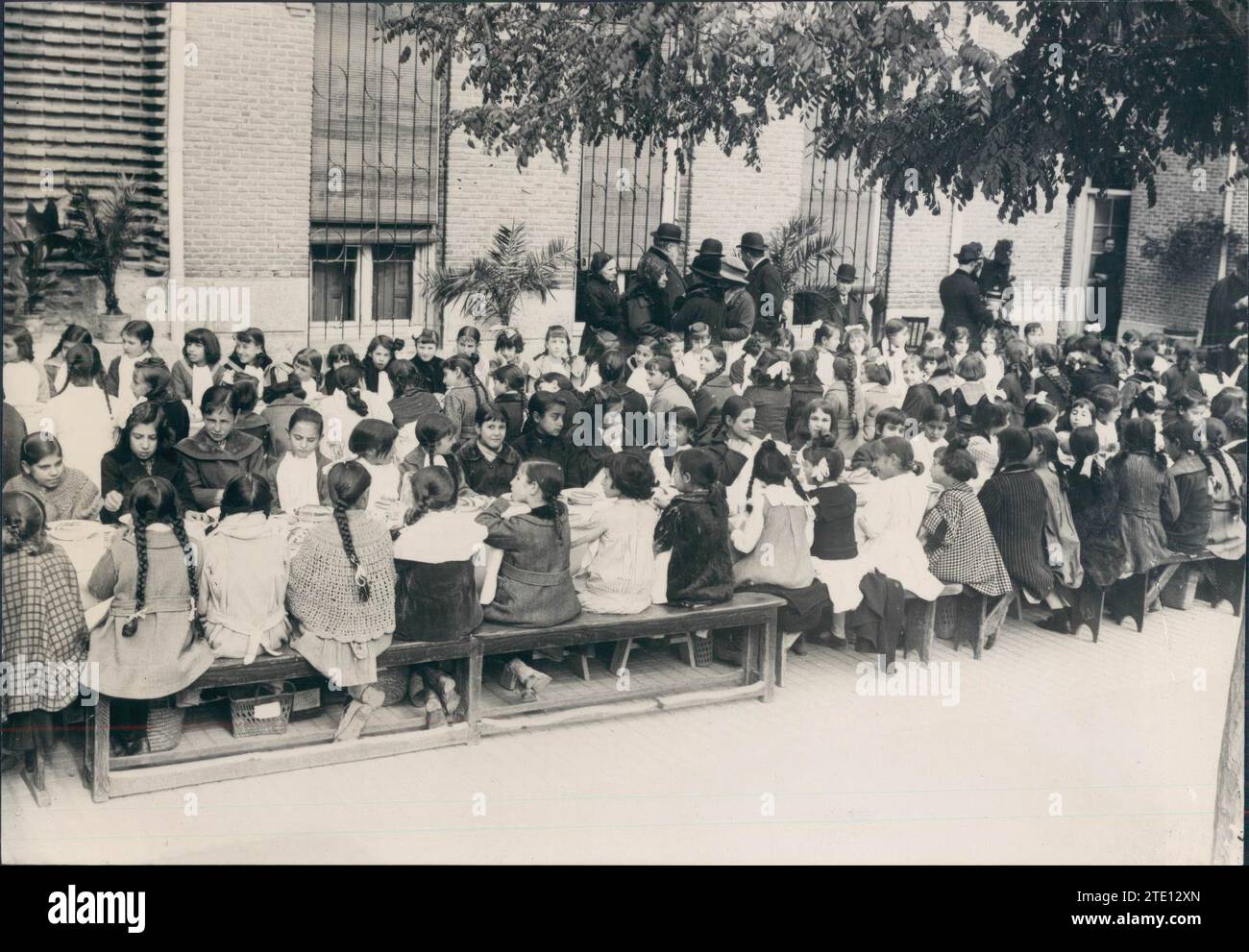 11/02/1919. Madrid. At the school of Mary Immaculate. Inauguration of the school canteen and dining room of Jóvenes Obreras, Verified yesterday tomorrow. Credit: Album / Archivo ABC / Julio Duque Stock Photo