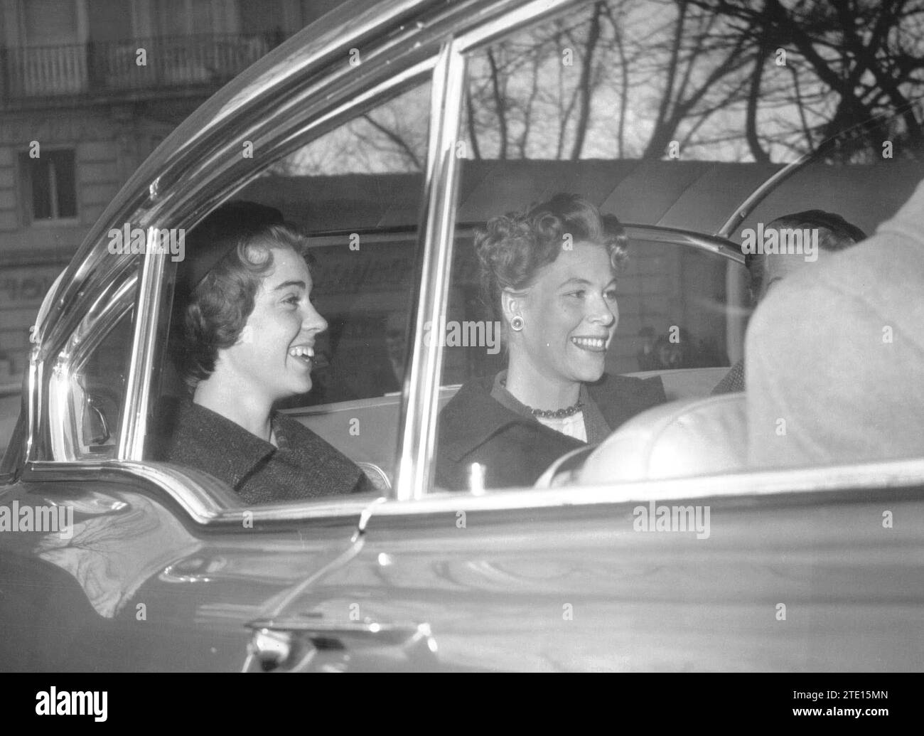 03/20/1958. Princess Margaret with her friend Wivecka Wesstroemse in the car that takes them to the airport, from where they will leave for Seville and Malaga. Credit: Album / Archivo ABC Stock Photo