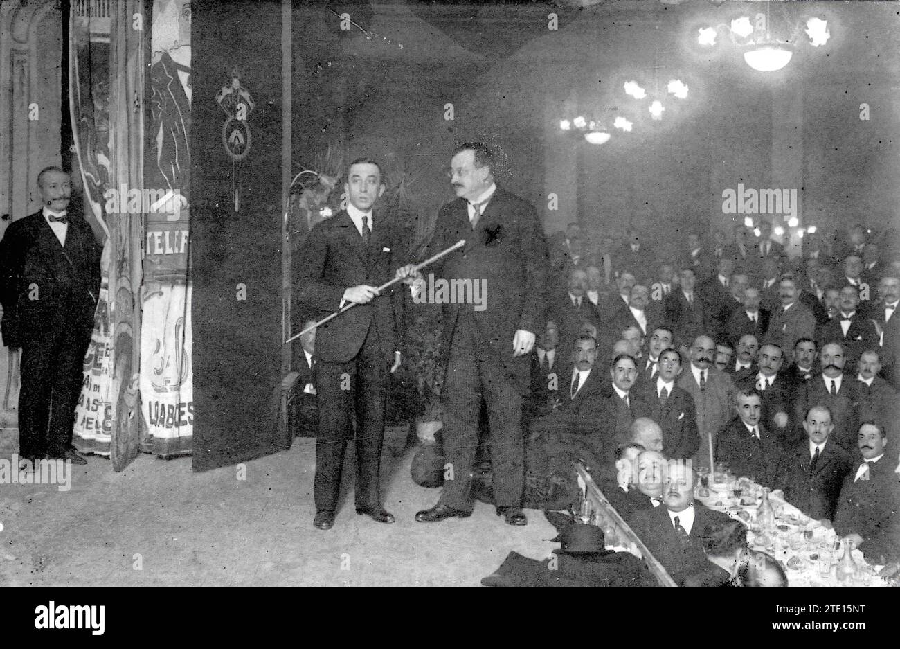12/29/1918. At the Palace hotel in Madrid - the mayor Mr. Garrido Jurist (X) receiving the cane with which he was presented during the Champagne of honor held yesterday -. Credit: Album / Archivo ABC / Julio Duque Stock Photo