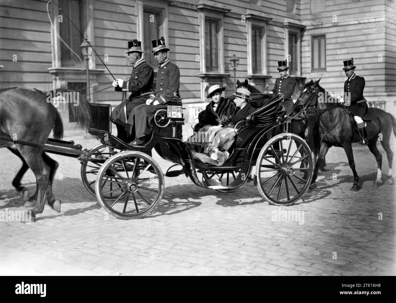 01/25/1916. Prince of Wattemberg in Madrid. Her Majesty Queen Victoria Eugenia, with her brother, Prince Leopold of Wattemberg, upon returning to the palace yesterday morning. Credit: Album / Archivo ABC / José Zegri Stock Photo