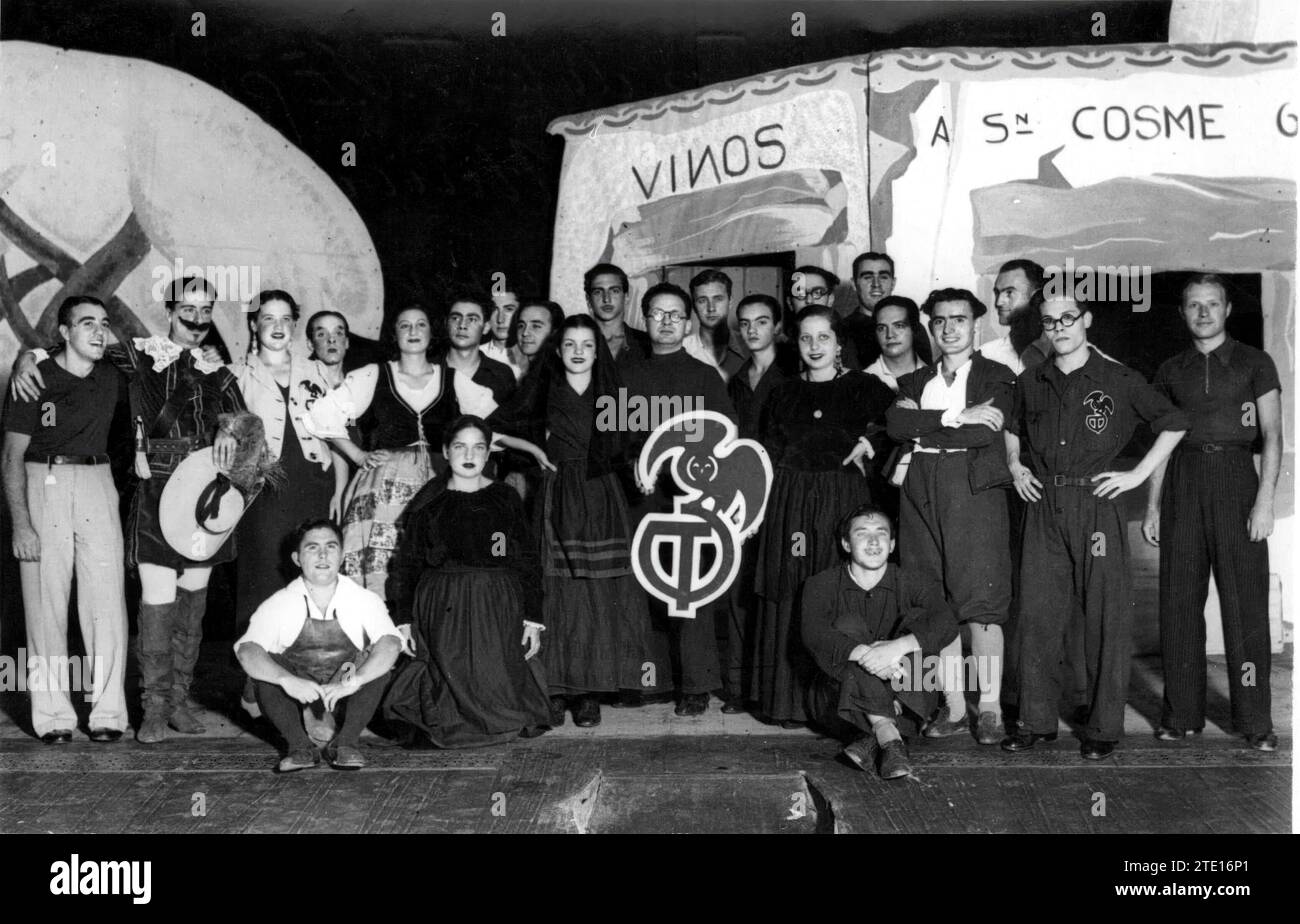 08/27/1936. The FUE Students who Compose the Unicenitario theater 'el Buho', who undertook a theatrical campaign to benefit the Anti-Fascist Militias. Credit: Album / Archivo ABC / luis vidal Stock Photo