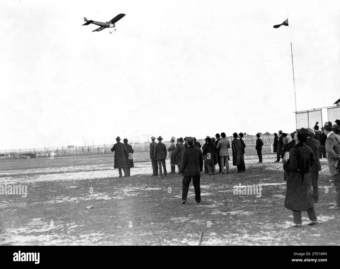 03/07/1914 at Getafe airport. The Minister of Development and Other Personalities Witnessing the Arrival of the aviator Mr. Adaro, from Guadalajara. Credit: Album / Archivo ABC / Ramón Alba Stock Photo