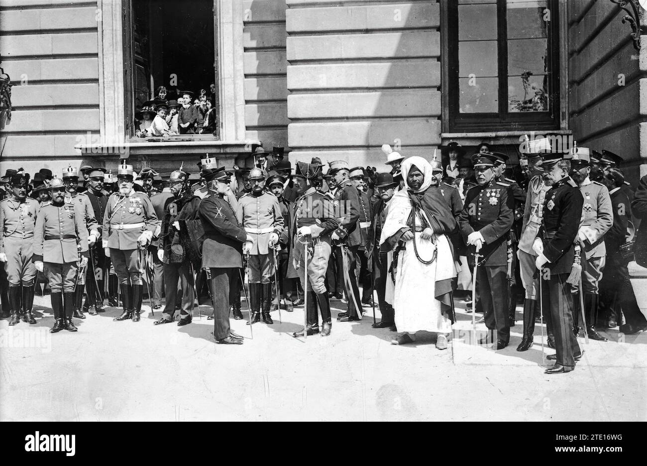 04/13/1913. At yesterday's stop at the Palace. General Marina (X) and Other Generals, Chiefs and Officers of the Madrid Corps who attended the palace yesterday to witness the relief of the Troops by the Moroccan indigenous police. Credit: Album / Archivo ABC / Francisco Goñi Stock Photo