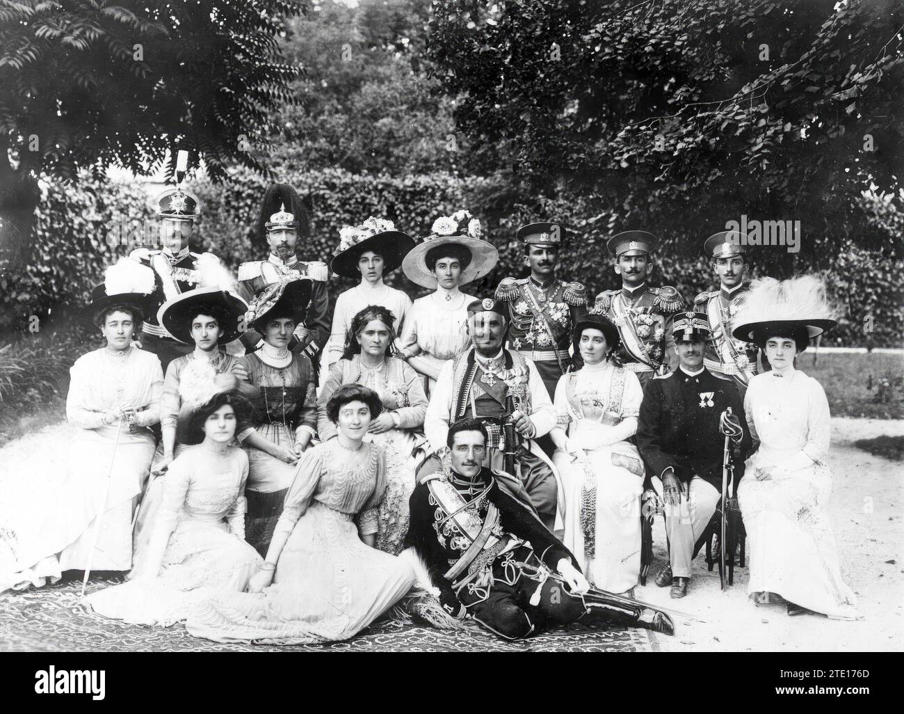 09/30/1912. An interesting group. Curious Photograph, which includes the Kings of Montenegro, the Kings of Italy, the crown prince of Servia, Prince Danilo, heir of Montenegro, and the grand duke of Russia, Pedro Nicolajetch from left to right: the grand duke of Russia Pedro Nicolas, Prince Francis Joseph of Battenberg (married to Anna, Sister of Prince Nicolas of Montenegro), Princesses Vera and Xenia of Montenegro, Prince Danilo heir of Montenegro, and Princes Mirko and Pedro of Montenegro, below Seated: the Princess Militza of Montenegro wife of Crown Prince Danilo, born Jutta of Mecklembou Stock Photo