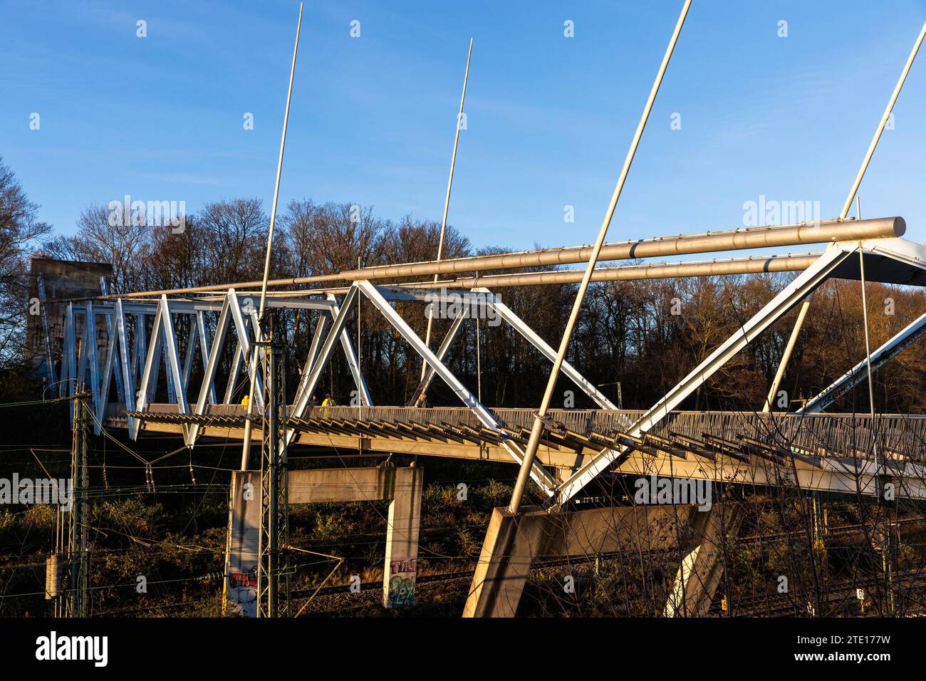 pedestrian bridge at Mediapark leading to Herkulesberg, Cologne, Germany. Fussgaengerbruecke am Mediapark fuehrt zum Herkulesberg, Koeln, Deutschland. Stock Photo