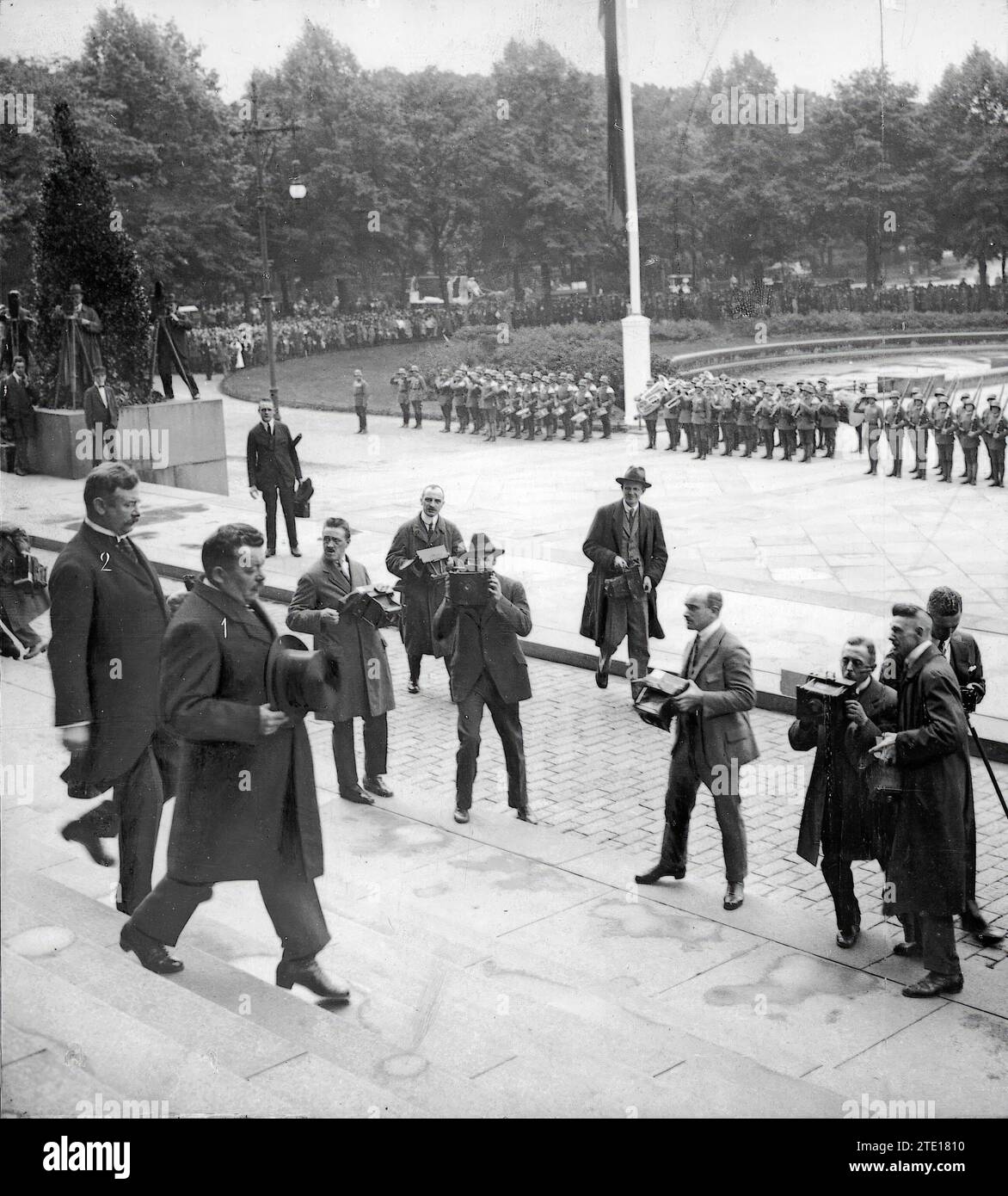 08/01/1922. Berlin. Leaving the Reichstag. President Ebert (1), and Chancellor Wirth (2), Besieged by Photographers. Photo: Frankl -. Credit: Album / Archivo ABC / A. Frankl Stock Photo