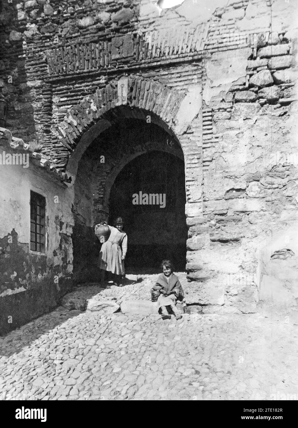 09/30/1935. ARAB GATE, IN THE ALCAZABA NEIGHBORHOOD.-APPROXIMATE DATE.-On the slopes of Mount Gibralfaro is the Alcazaba of Málaga, in the highest part of which is the Castle of the same name. Its unique location, facing the port, suggests that it was a fortification from the Muslim era. It was built by Badis-Maksan, being completed by the emir Abderrahman I, between the years 756 and 788. In 1065 it passed into the hands of the Kingdom of Granada, whose kings also enlarged it. The building was renovated between the 13th and 16th centuries, producing a merger with the Gibralfaro castle. - It c Stock Photo