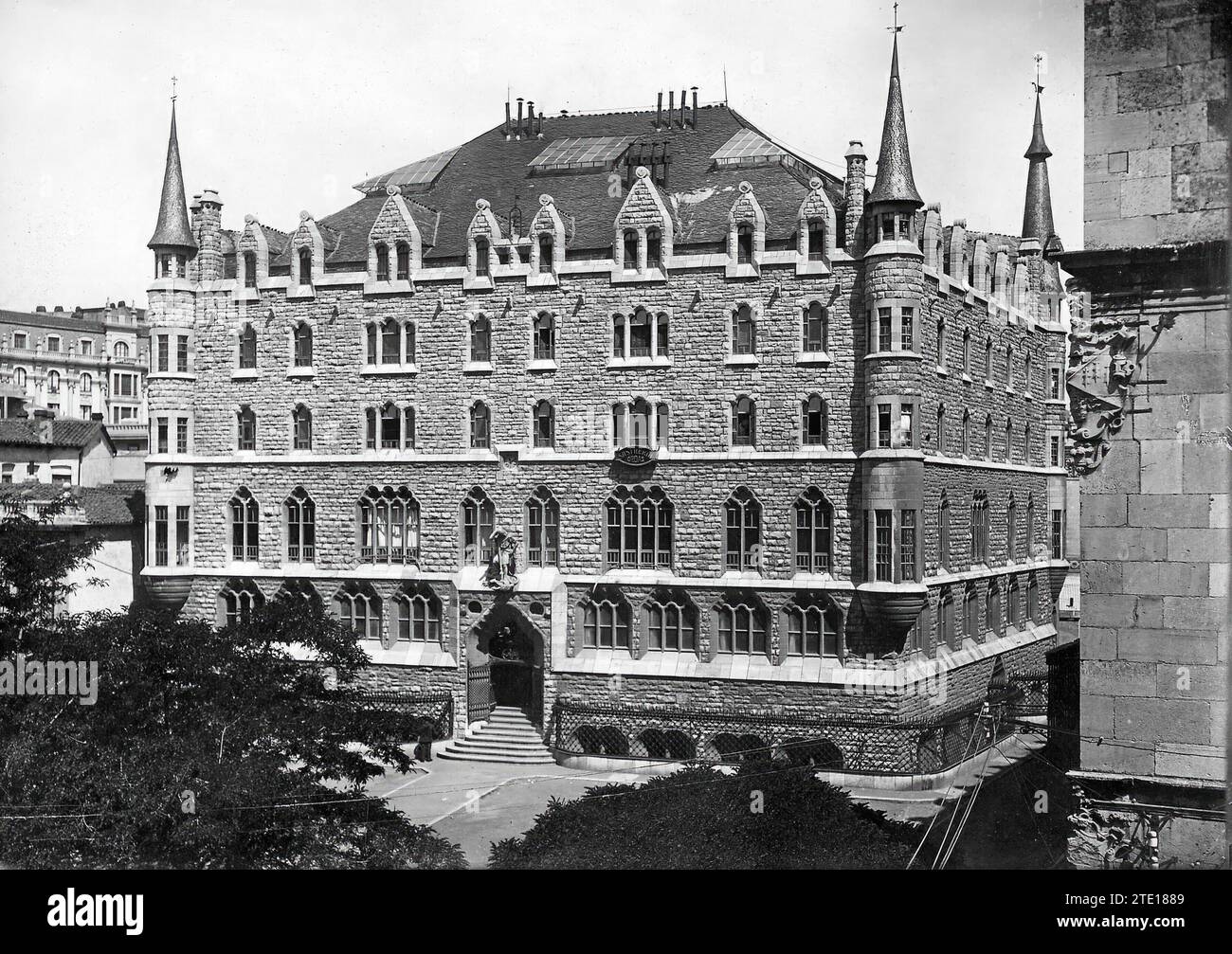 06/30/1950. HOUSE OF LOOTS, GENERAL VIEW. WORK OF THE CATALAN ARCHITECT GAUDÍ.-On the façade you can see the advertising poster of a tailor shop.-La Casa de los Botines (whose real name is Casa Fernández y Andrés) is a building designed by the Spanish architect Antoni Gaudí, who brought modernism Catalan at its maximum splendor. Casa Botines is located in the city of León, next to the old Palacio de los Guzmanes, which belongs to the Renaissance era. It was built between 1891 and 1894. The house is known as de los Botines because of the second surname of Joan Homs i Botinàs, a Catalan merchant Stock Photo