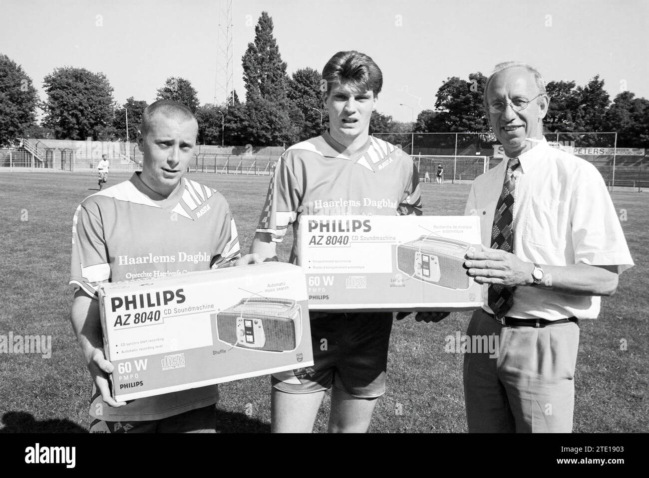 Players Haarlem with Philips radio during the Haarlem-Kennemerland amateurs match, 03-08-1996, Whizgle News from the Past, Tailored for the Future. Explore historical narratives, Dutch The Netherlands agency image with a modern perspective, bridging the gap between yesterday's events and tomorrow's insights. A timeless journey shaping the stories that shape our future. Stock Photo