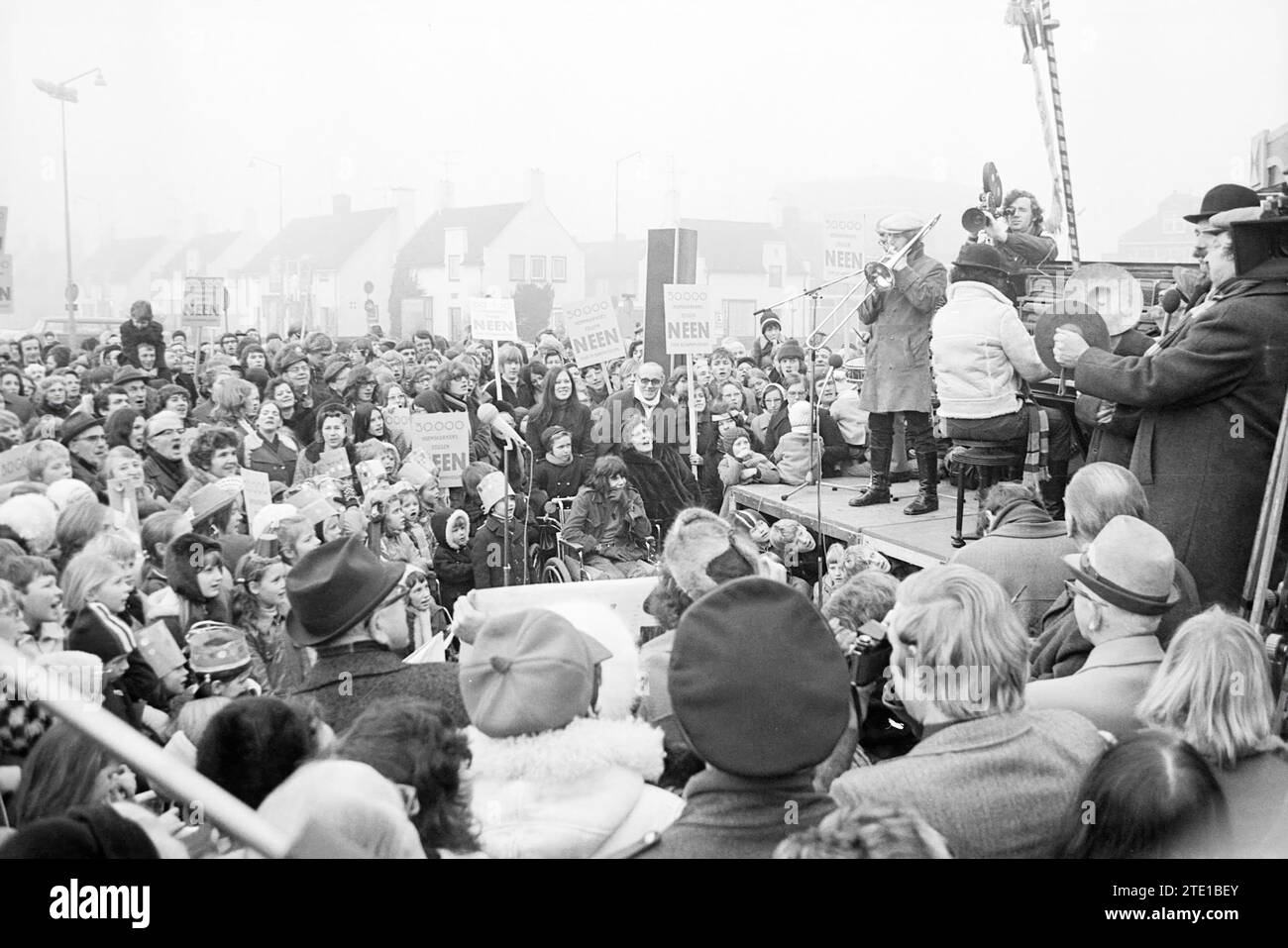 Farce Majeure Wijk aan Zee Television, Wijk aan Zee, 21-01-1972, Whizgle News from the Past, Tailored for the Future. Explore historical narratives, Dutch The Netherlands agency image with a modern perspective, bridging the gap between yesterday's events and tomorrow's insights. A timeless journey shaping the stories that shape our future. Stock Photo