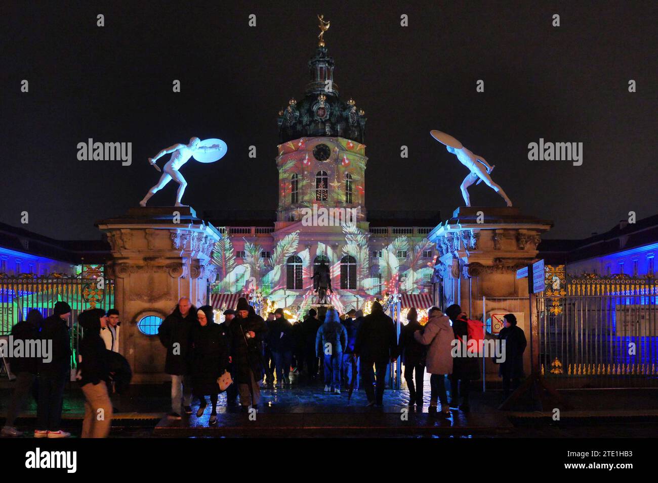 20.12.2023, Berlin Deutschland. Weihnachtsmarkt am Schloss