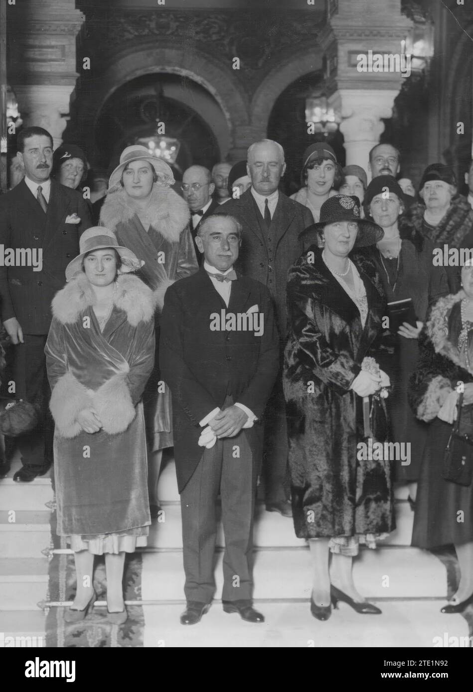 03/29/1930. Ss.Aa.Rr. Doña Luisa, Don Carlos and their August Daughters leaving the Alfonso. Credit: Album / Archivo ABC / Dubois Stock Photo