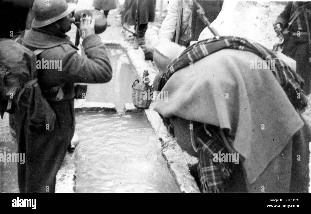 10/31/1936. Republican soldiers drinking water after a combat on the Guadalajara front. Credit: Album / Archivo ABC / José Díaz Casariego Stock Photo