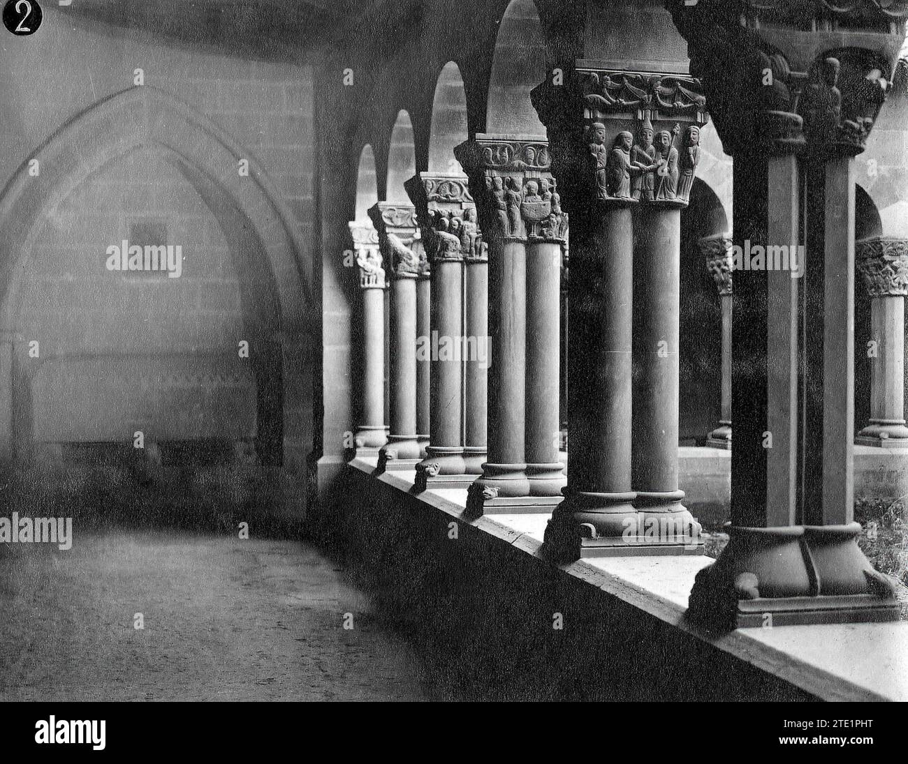 Huesca, 1920 (CA.) Cloister of San Pedro El Viejo, where the remains of King Alfonso I have been reburied. The Benedictine building constitutes a main work of the Aragonese Romanesque (1116-1158), located in the old medieval neighborhood of the Alquibla, where a temple was already erected in times of the Visigoths and Mozarabs. The cloister stands out, which belongs to the so-called European Romanesque, it is the work of the anonymous sculptor called Maestro de San Juan de la Peña. Credit: Album / Archivo ABC / Enrique Capella Stock Photo