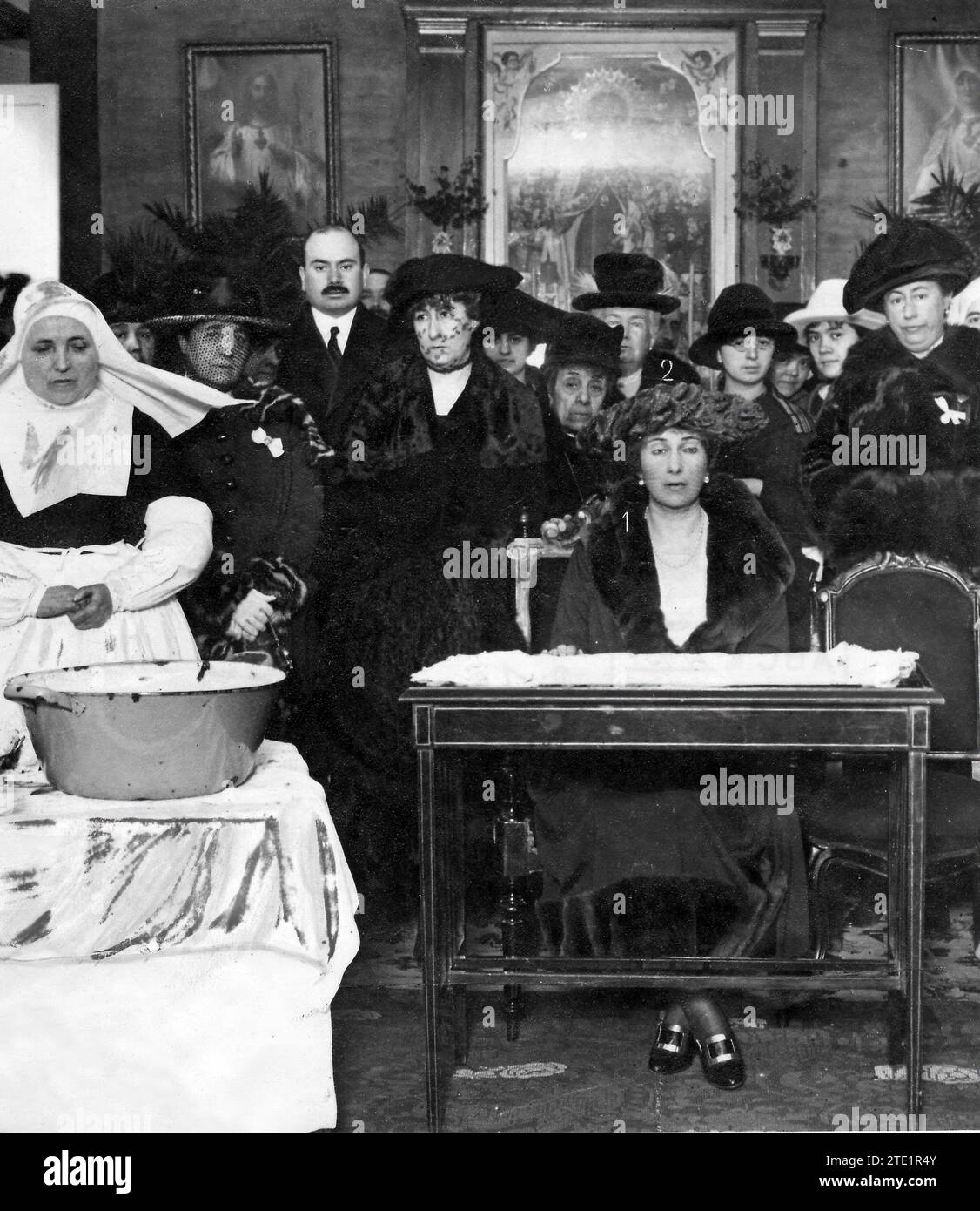 01/20/1919. In the hospital of our Lady of Carmen, in Madrid. HM the Queen (1), Accompanied by HRH the Infanta Isabel (2) and Other Aristocratic Ladies, Presiding over the distribution of food to the Poor. Credit: Album / Archivo ABC / Ramón Alba Stock Photo