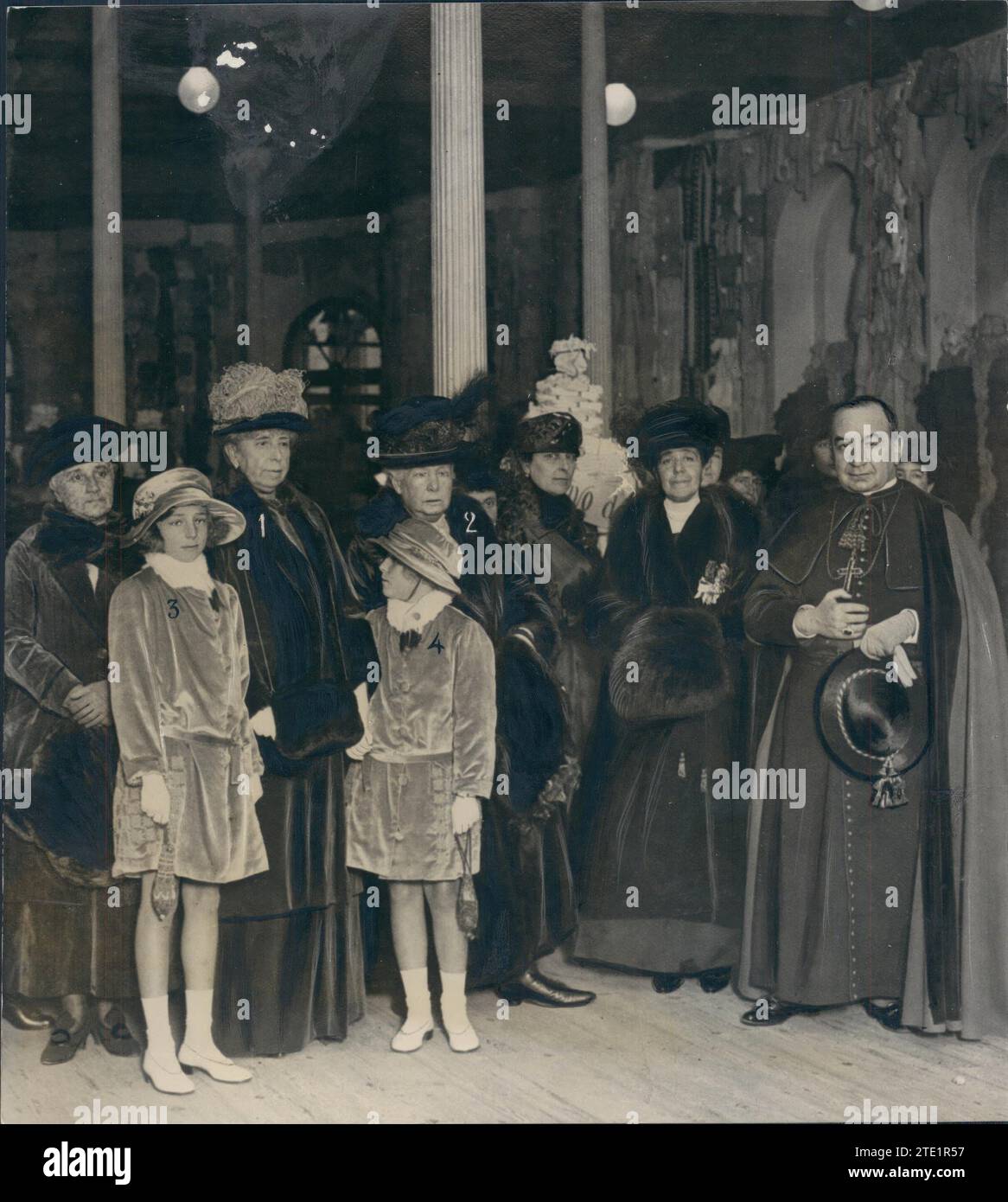 11/30/1919. Madrid. At the Sacred Heart School. HM Queen María Cristina (1) and Ss.Aa.Rr. the Infantas Doña Isabel (2), Doña Beatriz (3) and Doña Cristina (4), at the opening ceremony of the exhibition of the Santa Victoria wardrobe. Credit: Album / Archivo ABC / José Zegri Stock Photo
