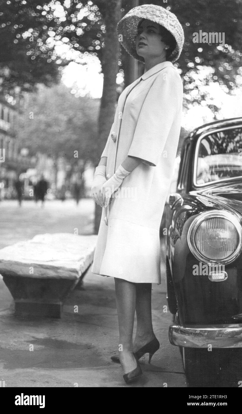 12/31/1960. In the Image, white summer coat with the prestigious Acrilan fabric by Pedro Rodríguez. Credit: Album / Archivo ABC / Alberto Pujol Stock Photo