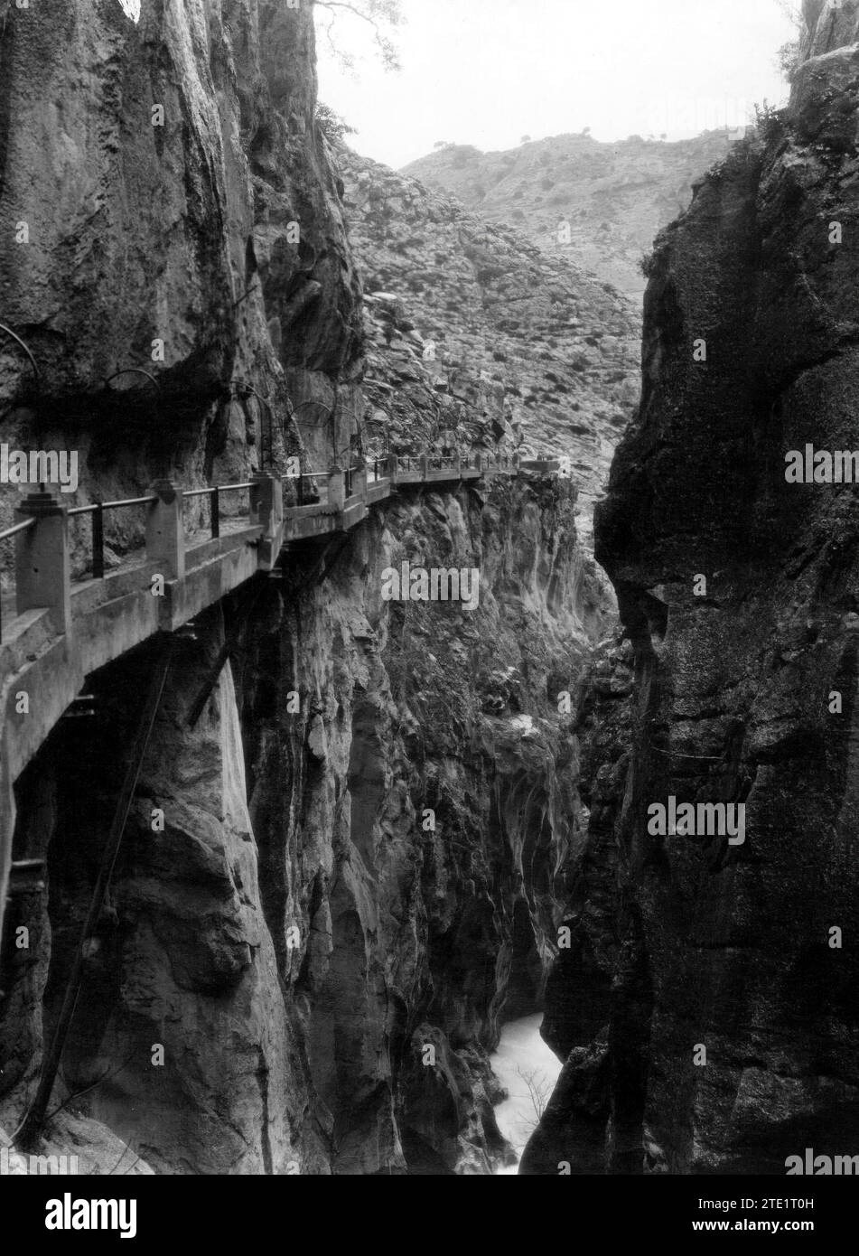 12/31/1924. Gitanes Gorge (Málaga). The gorge runs between the municipalities of Ardales, Álora and Antequera, next to the village and the El Chorro reservoir. There is a three-kilometer-long path that was built for maintenance workers to access the El Chorro reservoir, hanging from the walls of the gorge. King Alfonso XIII visited it in 1921 and since then it began to be known as Caminito del Rey. Credit: Album / Archivo ABC / Carlos Aguilera Bazán Stock Photo