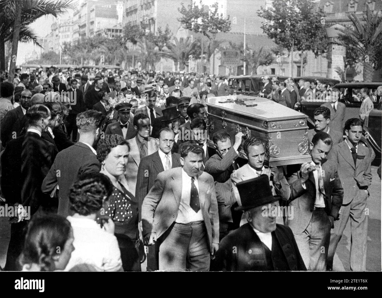 08/31/1936. Burial of Mr. Joseph Mitchell, of Protestant religion, manager of the 'La Escocesa' Factory, victim of the attack on Almogávares Street. Credit: Album / Archivo ABC / Josep Brangulí Stock Photo