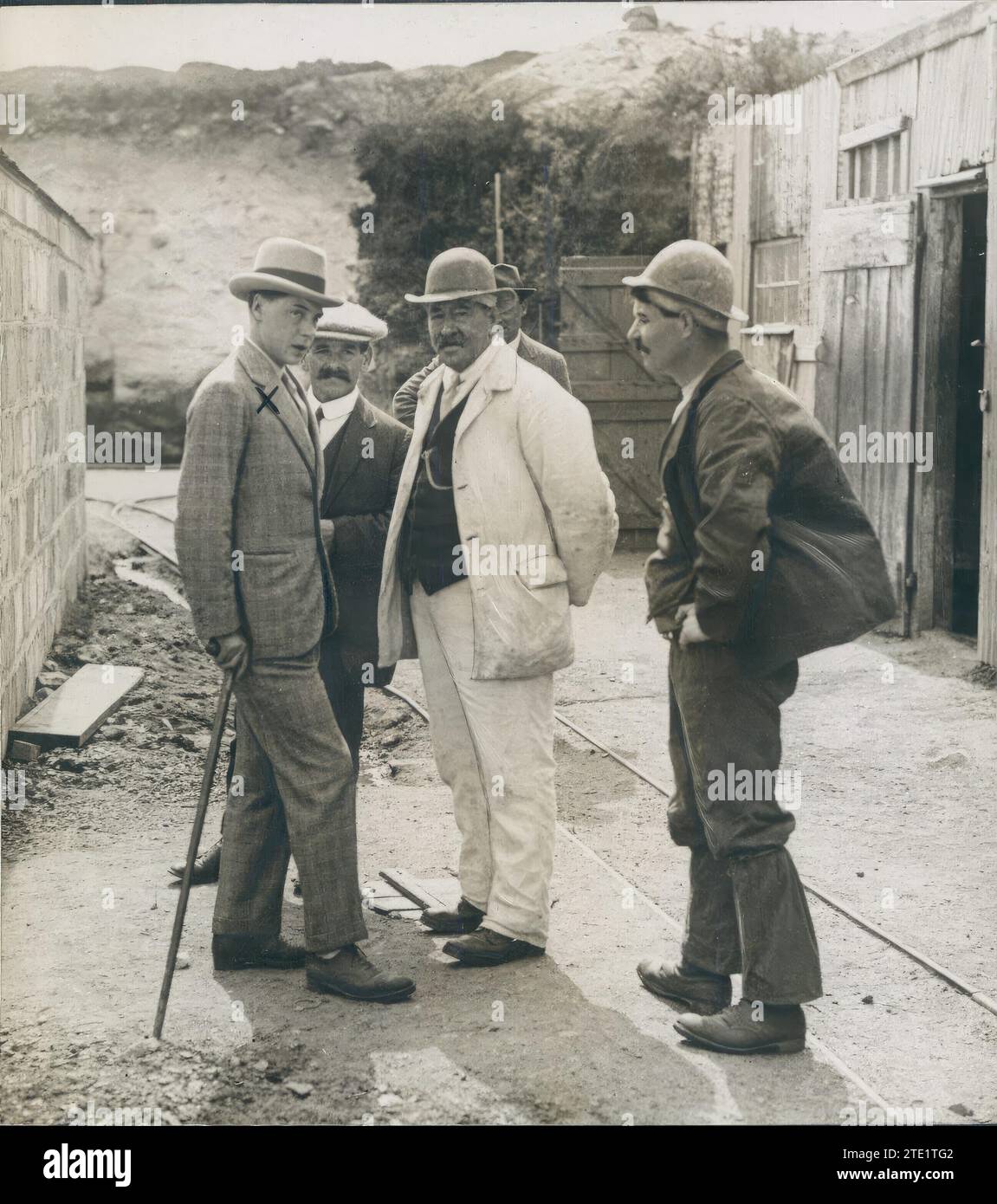 Cornwall (England), June 1919. The voyage of the Prince of Wales. The heir to the throne of England (x), talking to some miners from Cornwall. Credit: Album / Archivo ABC / Central News Stock Photo