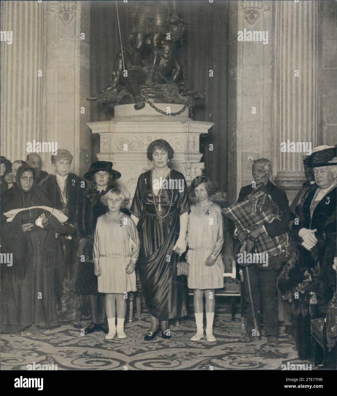 11/30/1919. Madrid. In the Column Hall of the Royal Palace. Ss.Mm. Queens Doña Victoria (1) and Doña María Cristina (2), with Ss.Aa.Rr. the Infantas Doña Isabel (3), Doña Beatriz (4) and Doña Cristina (5), in the distribution to the Poor of the Garments from Santa Victoria's wardrobe. Credit: Album / Archivo ABC / Julio Duque Stock Photo