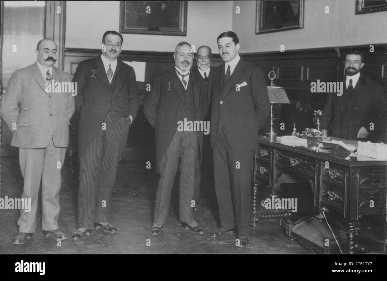 04/09/1919. Madrid. In the Crystal Room of the City Hall. Senator D. Antonio Royo Villanova (1) with the Mayor (2) and Other Concurrent At his conference last night On 'autonomy and Municipalization'. Credit: Album / Archivo ABC / Portela Stock Photo