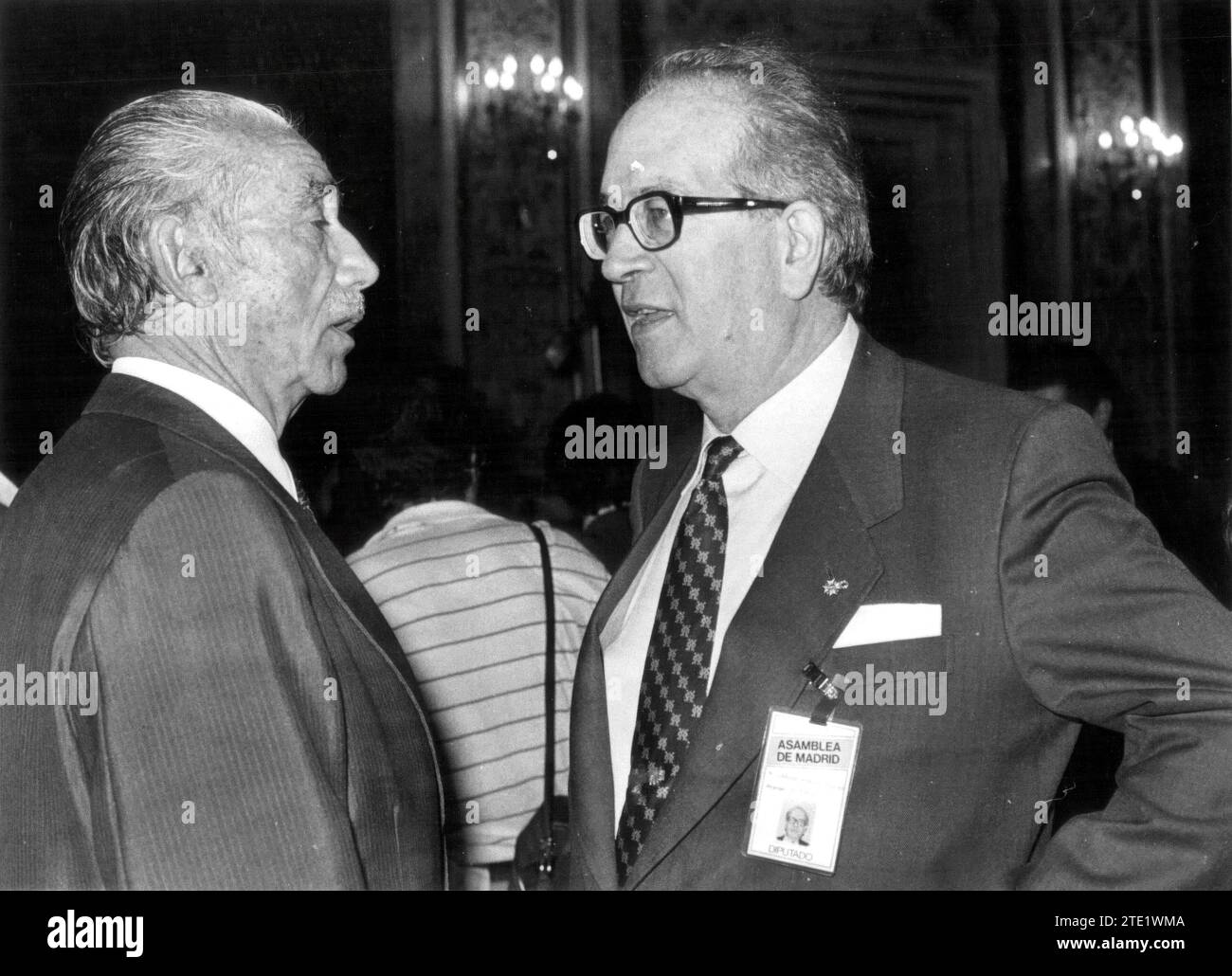 06/07/1983. Robles Piquer talking with Juan de Arespacochaga. Credit: Album / Archivo ABC / Luis Ramírez Stock Photo