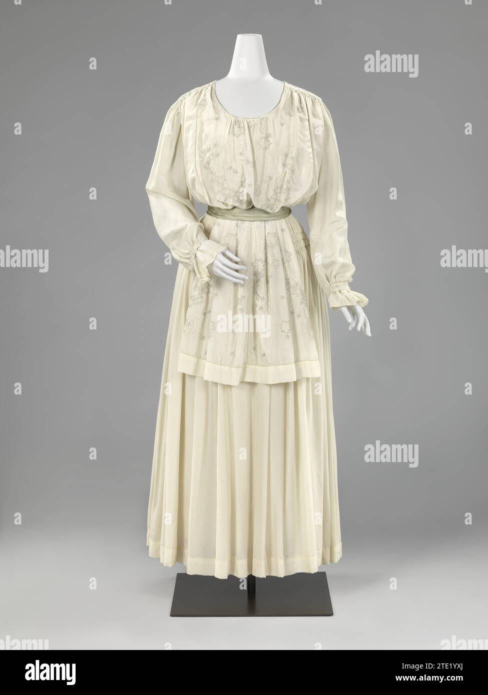 KLONON WITH SCHOTBLOUSE, G. BOLSMAN-HUIZINGA, c. 1916 - c. 1917 Dress of  cream -white crepe de chine with wide skirt with smockwork on the hips and  blouse body with loose, tunic -like