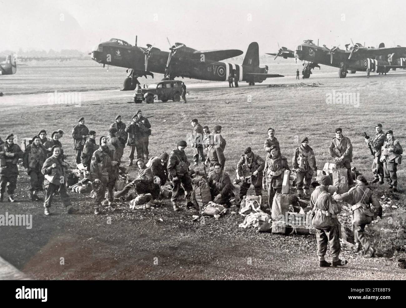 OPERATION MARKET GARDEN  September 1944. Paratroops of 3rd Platoon, 21st Independent Parachute Company waiting to board Short Stirling Mk IV aircraft of 620 Squadron RAF at RAF Fairford, Gloucestershire, 17 September Stock Photo