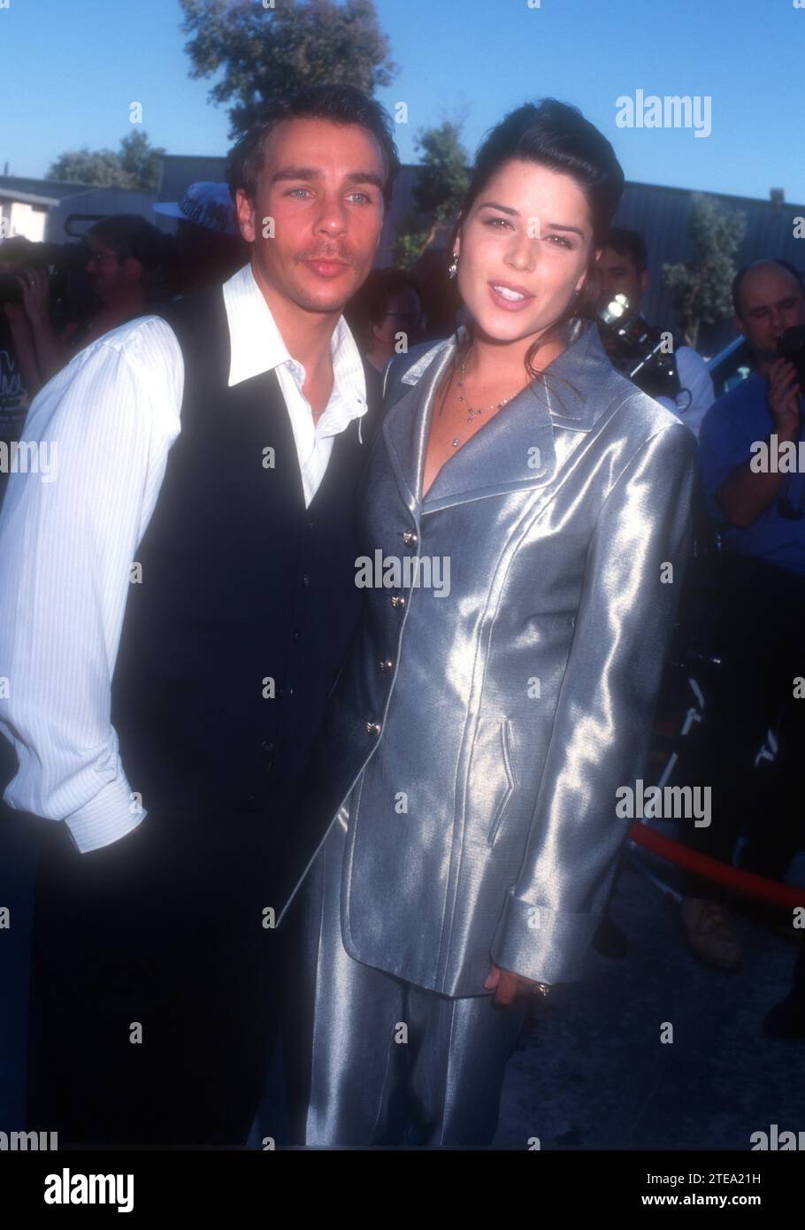 Neve campbell party of five hi-res stock photography and images - Alamy