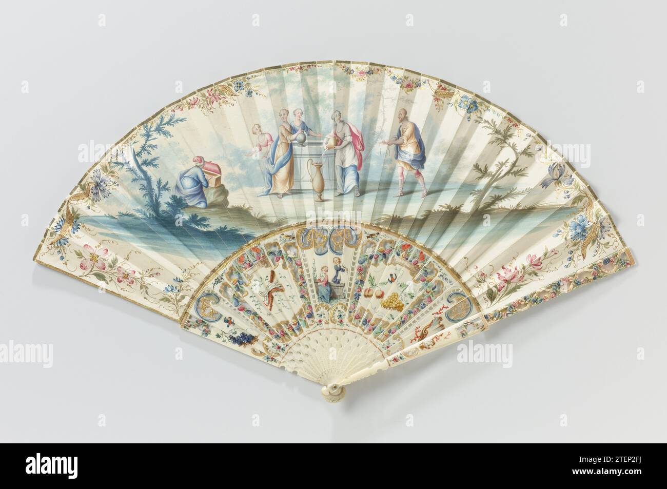 Folding range with leaves on which in watercolor Eliezer, Rebecca at the source, on a frame of cut and painted ivory with mother -of -pearl, anonymous, c. 1745 - c. 1755 On the magazine, an episode from the particularly beloved Bible story about the bridal recruitment and the marriage of Isaac is depicted, which was frequently depicted on fan blades. The most used - so here - was the moment when Eliezer handed the jewelry and thus the actual proposal (Gen. 24:22). This is not surprising, since many of these fans were intended as a wedding gift. Eliezer was sent by Abraham to the city of Nahor Stock Photo