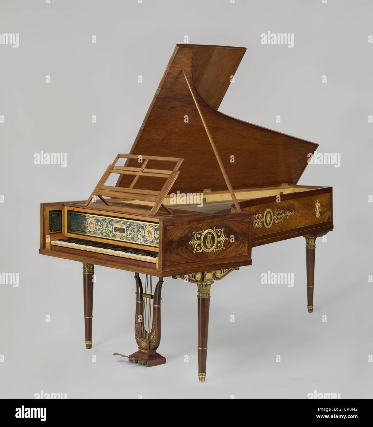 Pianoforte, Erard Frères, 1808 Wing piano in Empirestyle, made of mahogany with gold -plated bronze and a winch -shaped voice in the pedals. musical instrument maker: Parispainter: France spruce (wood). mahogany (wood). ivory. ebony (wood). brass (alloy). glass. bronze (metal). gilding (material) gilding Wing piano in Empirestyle, made of mahogany with gold -plated bronze and a winch -shaped voice in the pedals. musical instrument maker: Parispainter: France spruce (wood). mahogany (wood). ivory. ebony (wood). brass (alloy). glass. bronze (metal). gilding (material) gilding Stock Photo