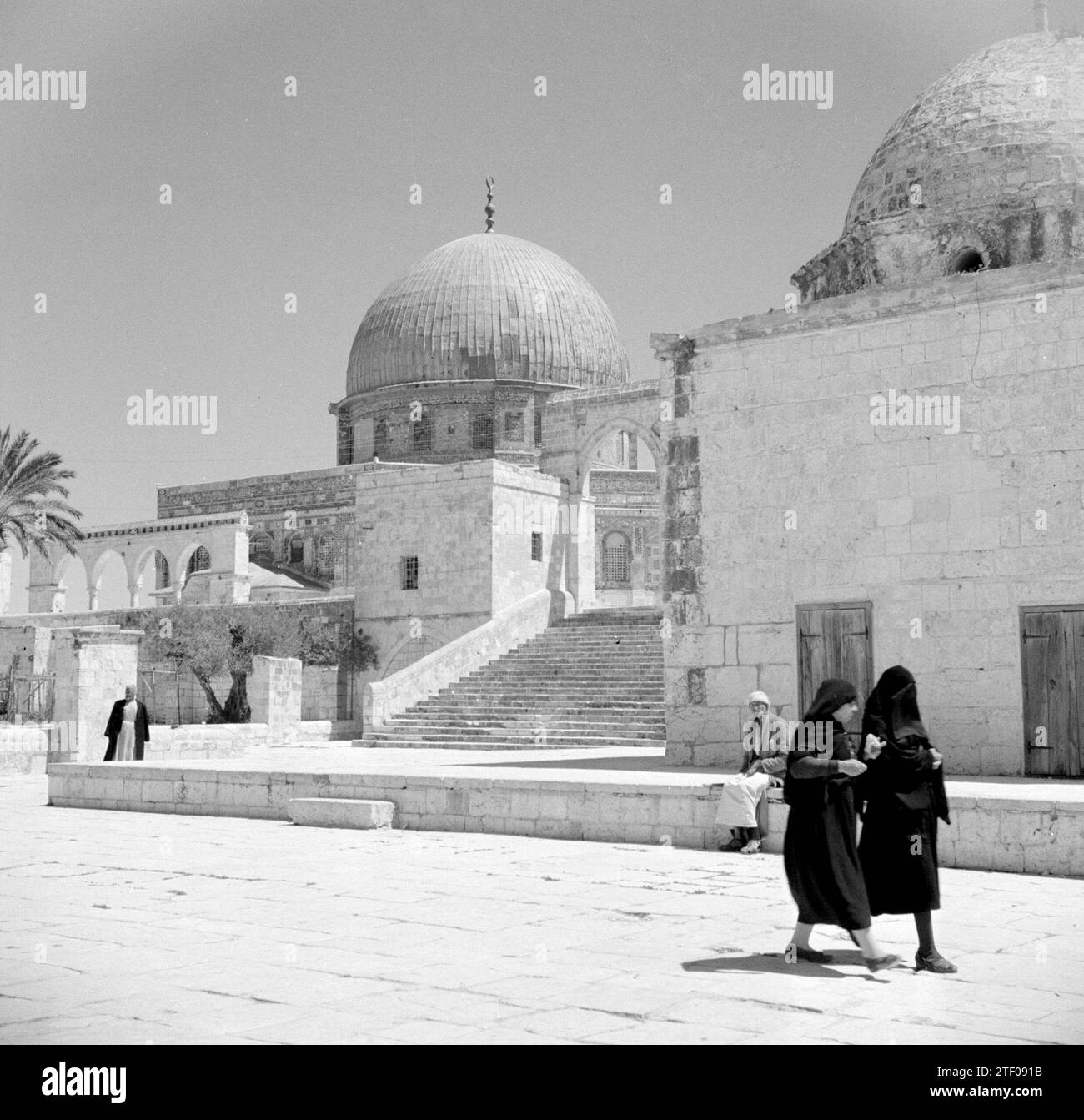 Al Haram esh-Sharif - Temple Mount. Dome of the Rock or Qubbet es-Sakhra with gate giving access to the plaza on which the shrine is built ca. 1950-1955 Stock Photo