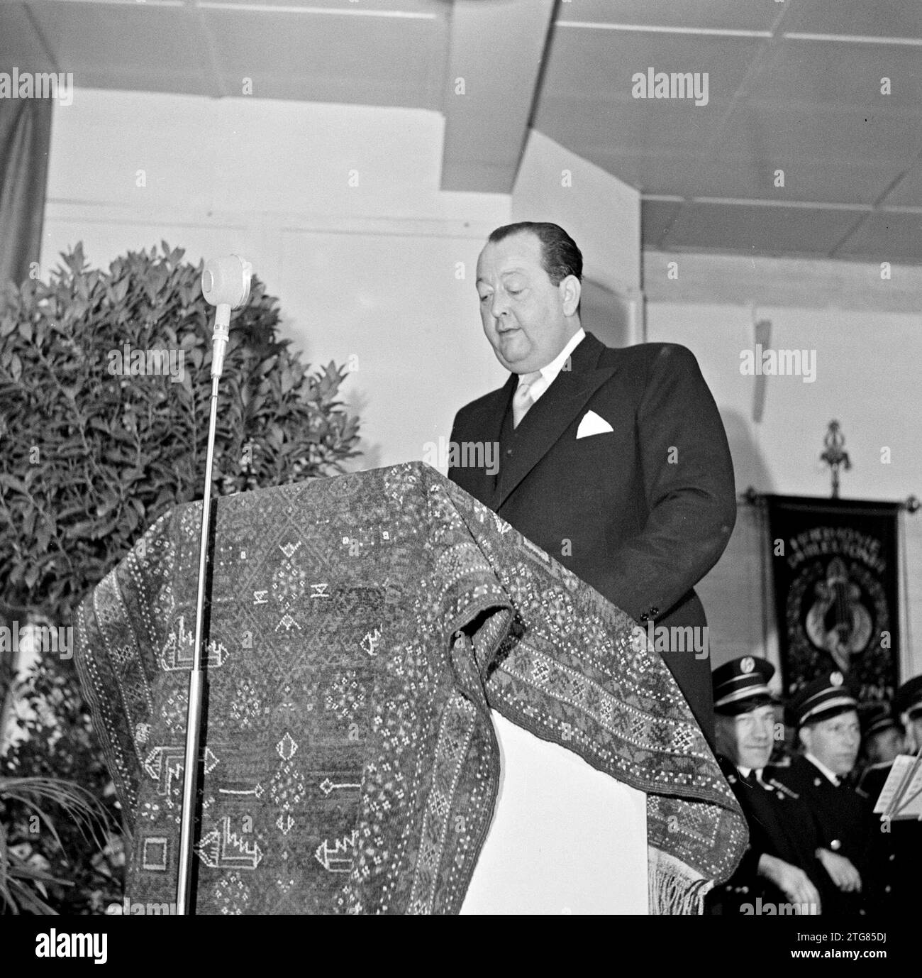 Factory director Jan van Abbe standing behind a carpet-covered lectern ca. 1950 Stock Photo
