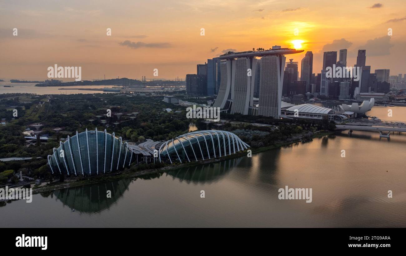 Aerial view Singapore city landscape skyline and skyscraper at sunset ...