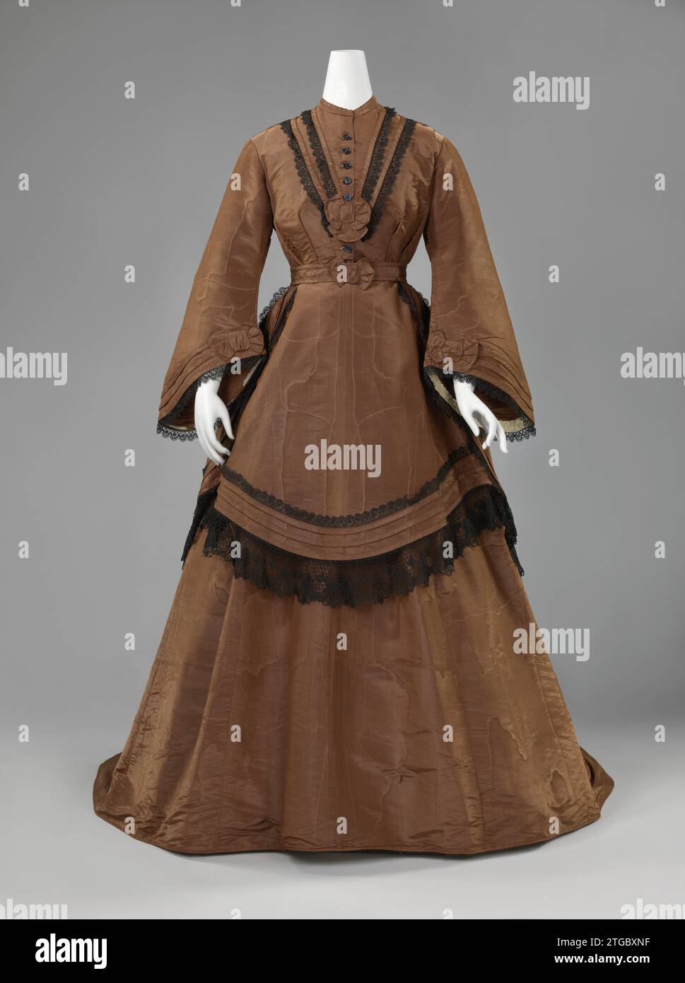 Body with very short sleeve, halfway decorated with a stitched edge, and layer of the shoulders of brown moiré side, lined with brown -glossed cotton, anonymous, c. 1868 - c. 1872 Body with very short sleeve, halfway decorated with a stitched edge, and low on the shoulders, of brown moiré side, lined with brown -glossed cotton.  silk. Body with very short sleeve, halfway decorated with a stitched edge, and low on the shoulders, of brown moiré side, lined with brown -glossed cotton.  silk. Stock Photo