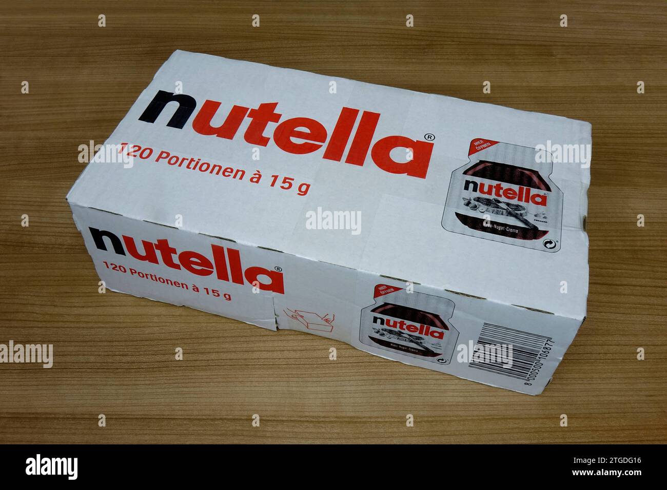 Karton mit Nutella Karton mit Nutella, 18.12.2023, Borkwalde, Brandenburg, In einem Karton von Nutella befinden sich 120 Portionen. *** Carton of Nutella Carton of Nutella, 18 12 2023, Borkwalde, Brandenburg, There are 120 portions in a carton of Nutella Stock Photo