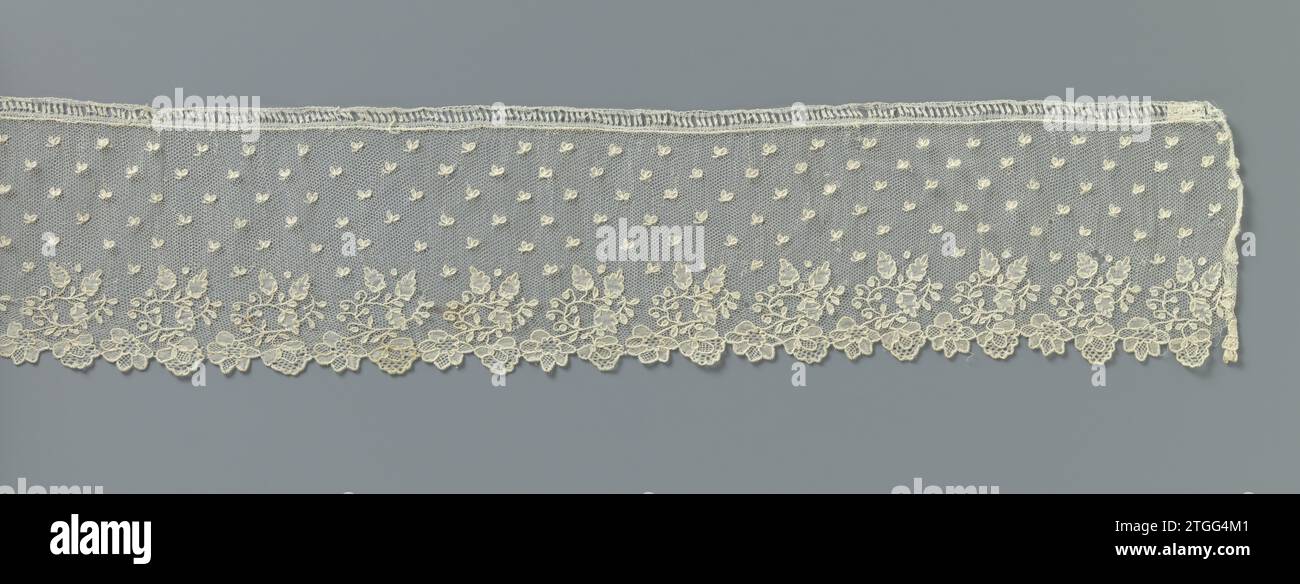 Strip of needle side with strawberry poles, anonymous, c. 1825 A wide edge shows purple -crossing curved leaf branches with hanging strawberry flowers and fruits, which form deep shells. On the ground are stated double leaves. Alençon side. France linen (material) Alençon Lace A wide edge shows purple -crossing curved leaf branches with hanging strawberry flowers and fruits, which form deep shells. On the ground are stated double leaves. Alençon side. France linen (material) Alençon Lace Stock Photo