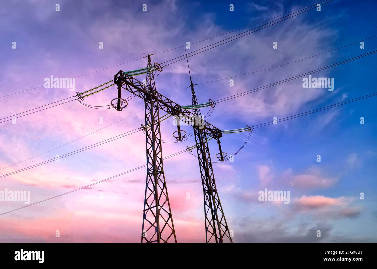 Long line electrical transmission electricity hi-res stock photography ...