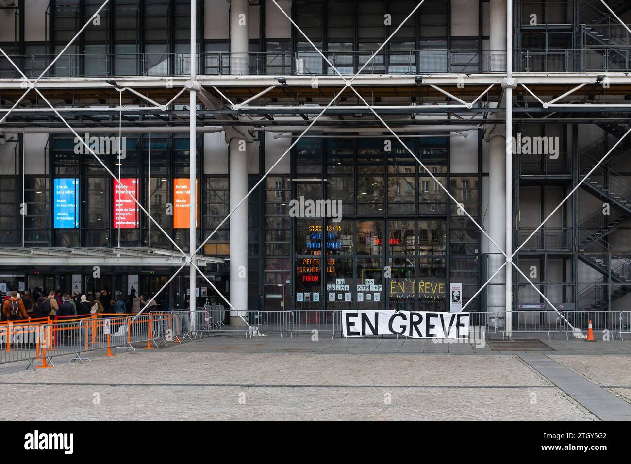 Paris, France, 2023. A white sign in front of the Centre Pompidou announces that the staff are on strike fearing unemployment ahead of planned closure Stock Photo