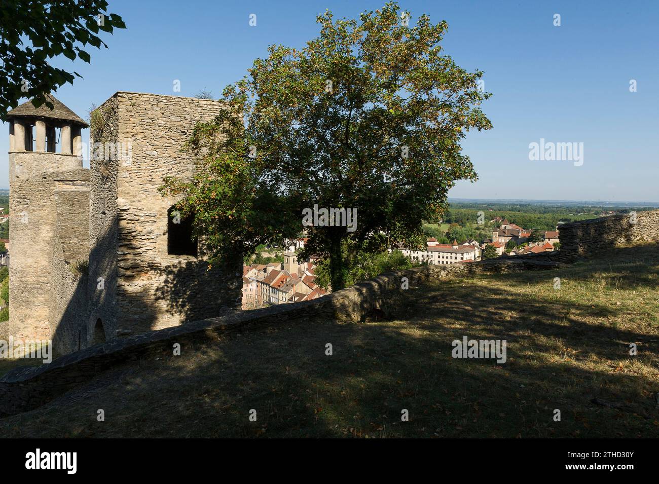 Cremieu a medieval settlement with fortification and a well known covered market. | Cremieu, ville medievale de l'Isère connue pour ses fortifications Stock Photo